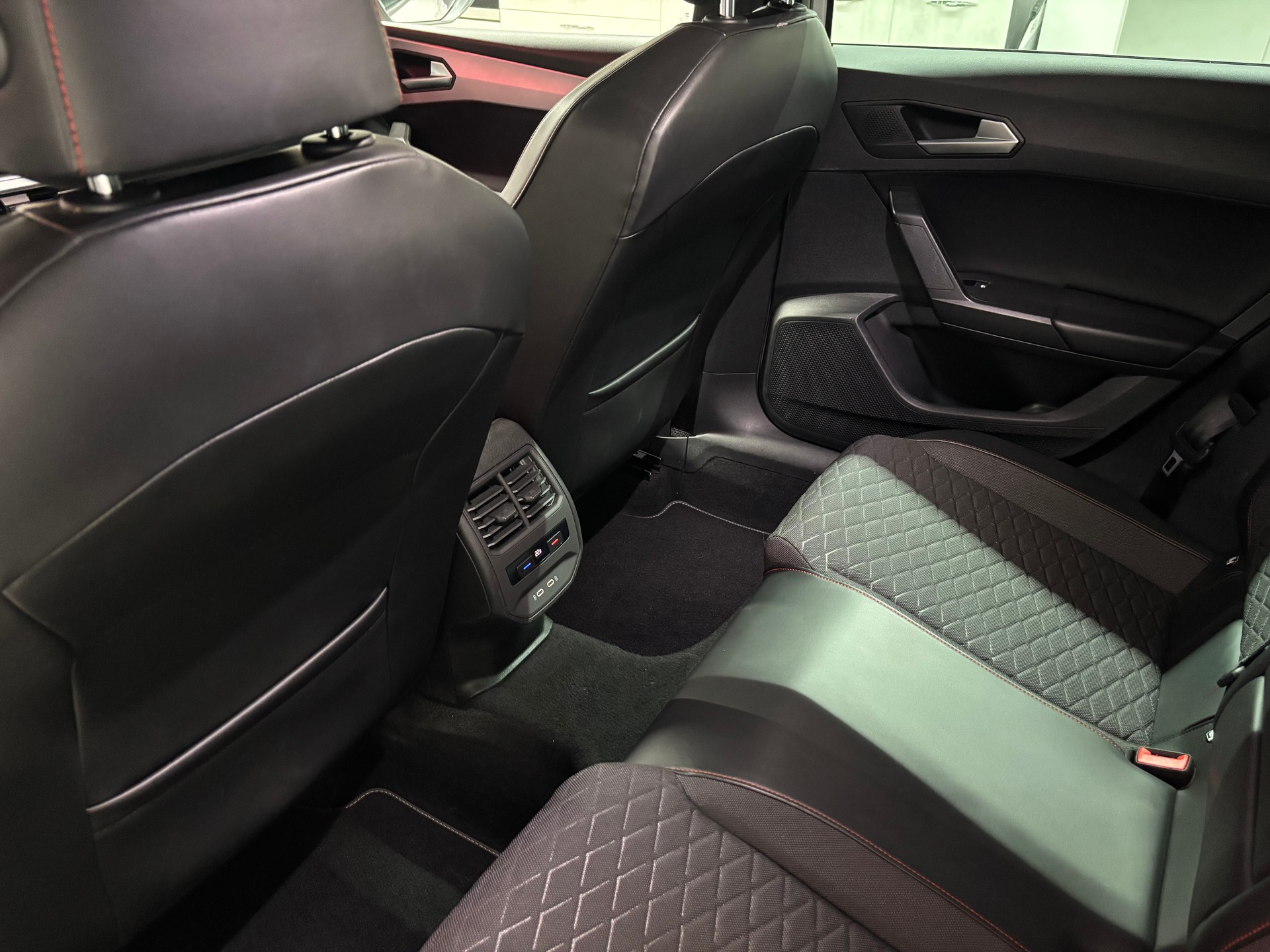 SEAT Leon ST 1.5 eTSI mHEV DSG FR-image-6
