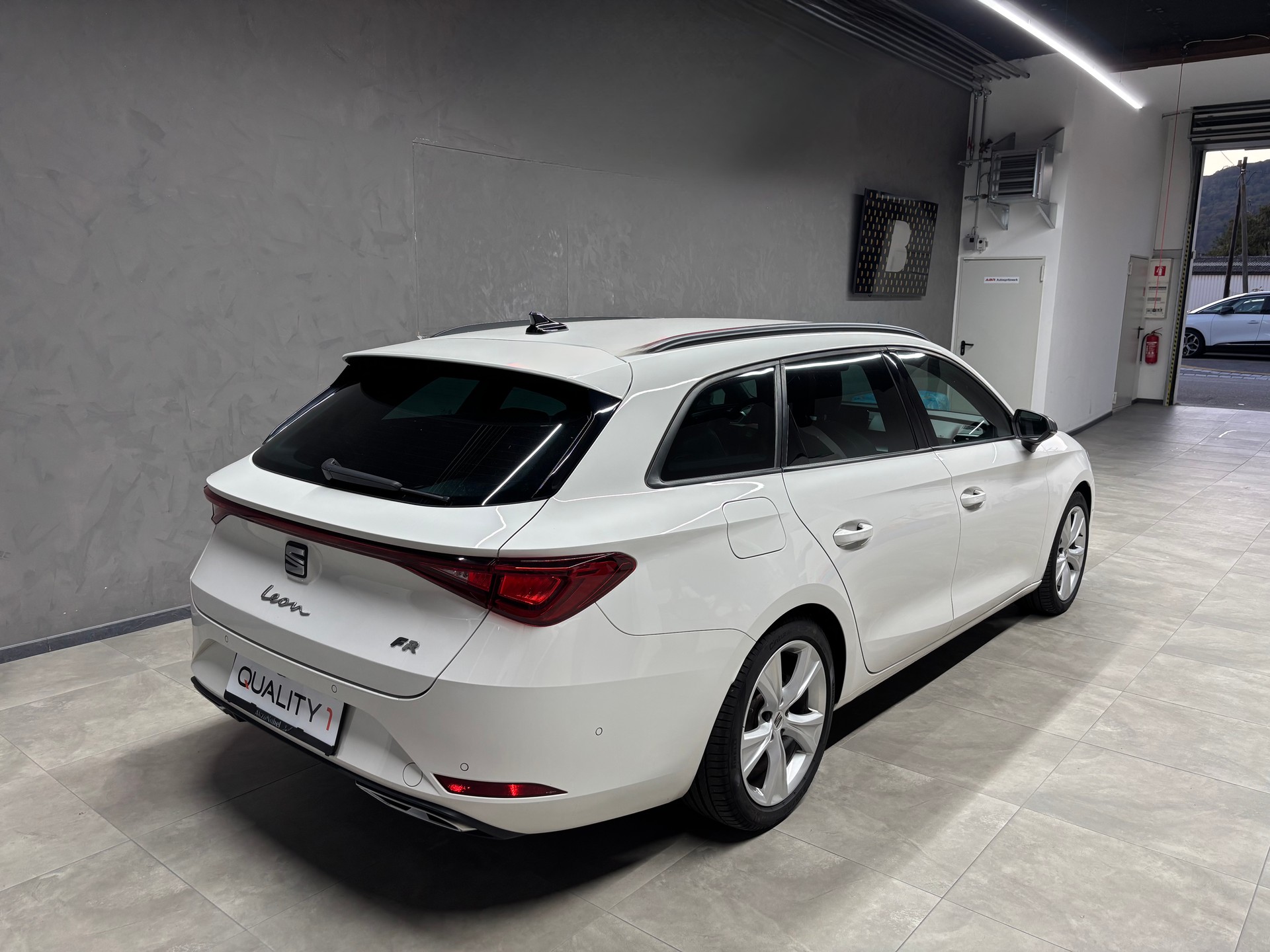 SEAT Leon ST 1.5 eTSI mHEV DSG FR-image-2