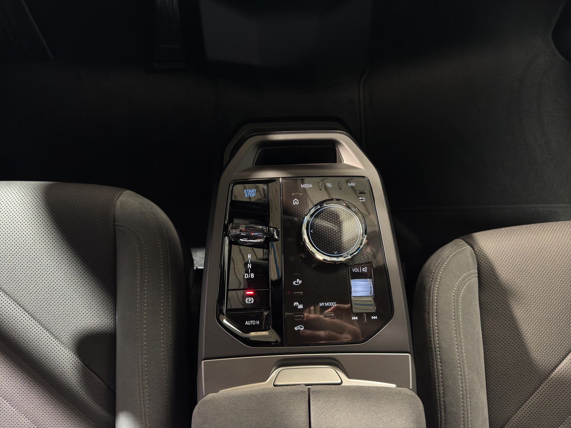 BMW iX I20 M70-image-14