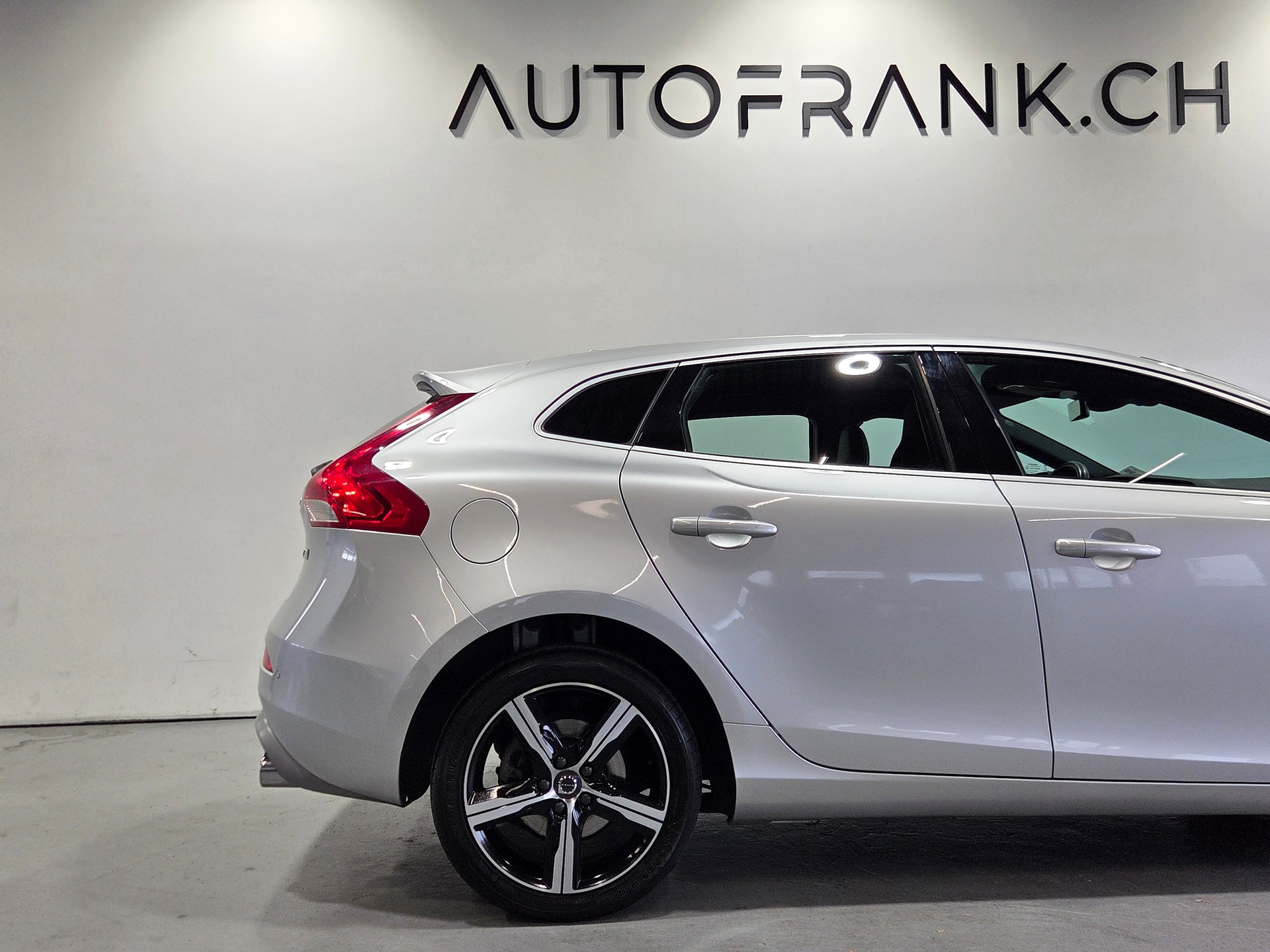 VOLVO V40 2.0 D3 R-Design S/S-image-6