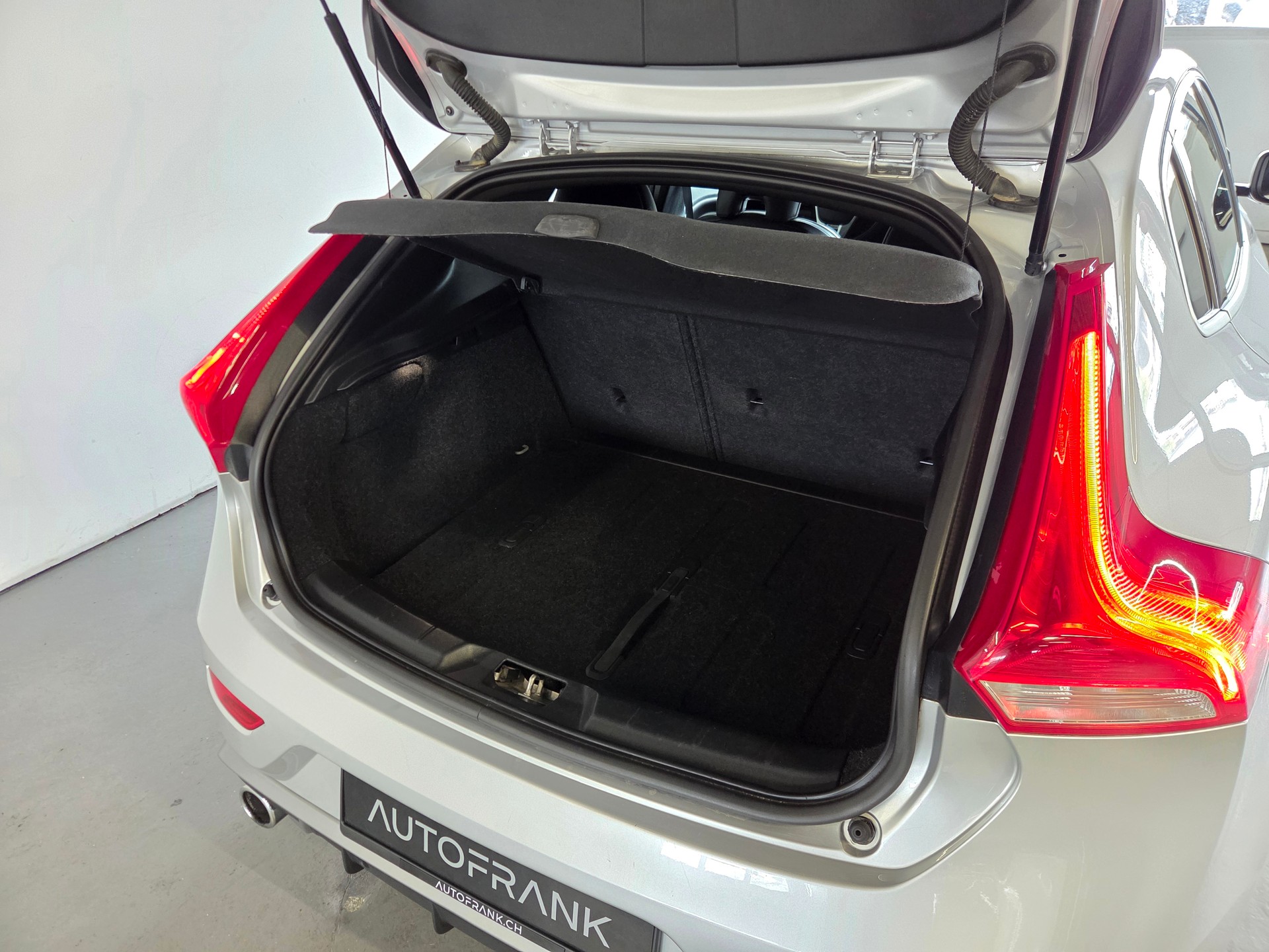 VOLVO V40 2.0 D3 R-Design S/S-image-22