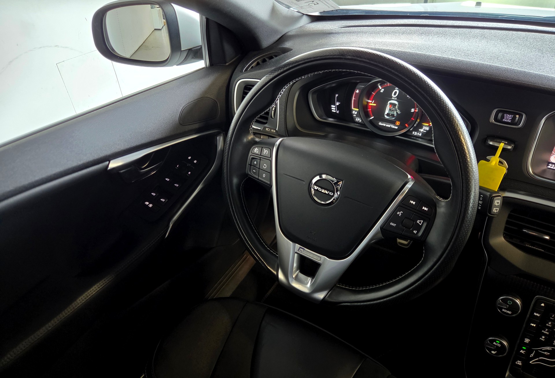 VOLVO V40 2.0 D3 R-Design S/S-image-15