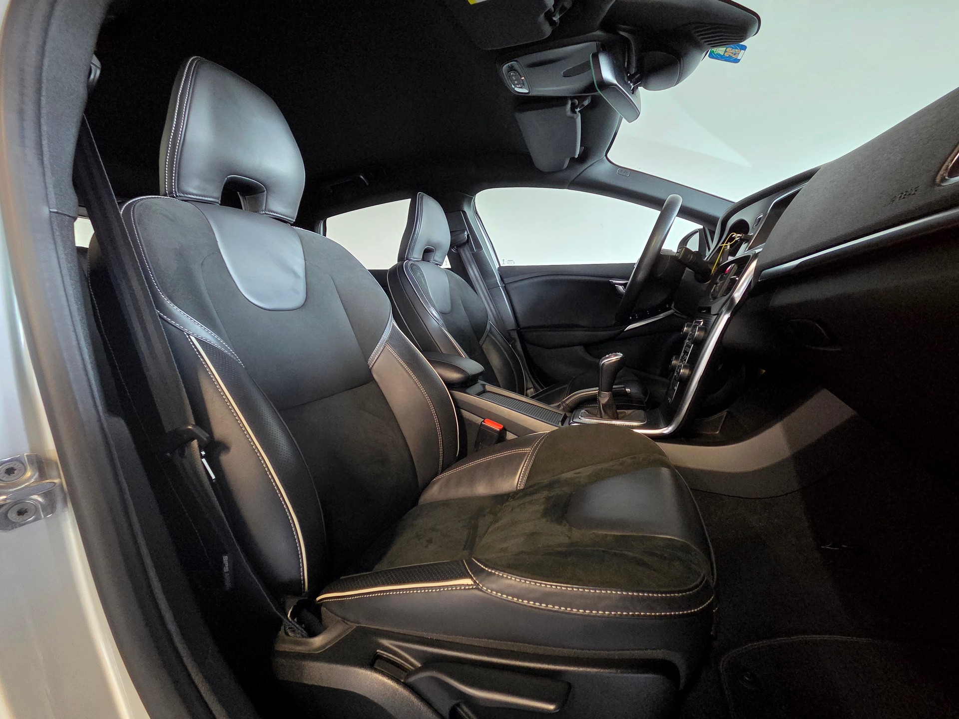 VOLVO V40 2.0 D3 R-Design S/S-image-10