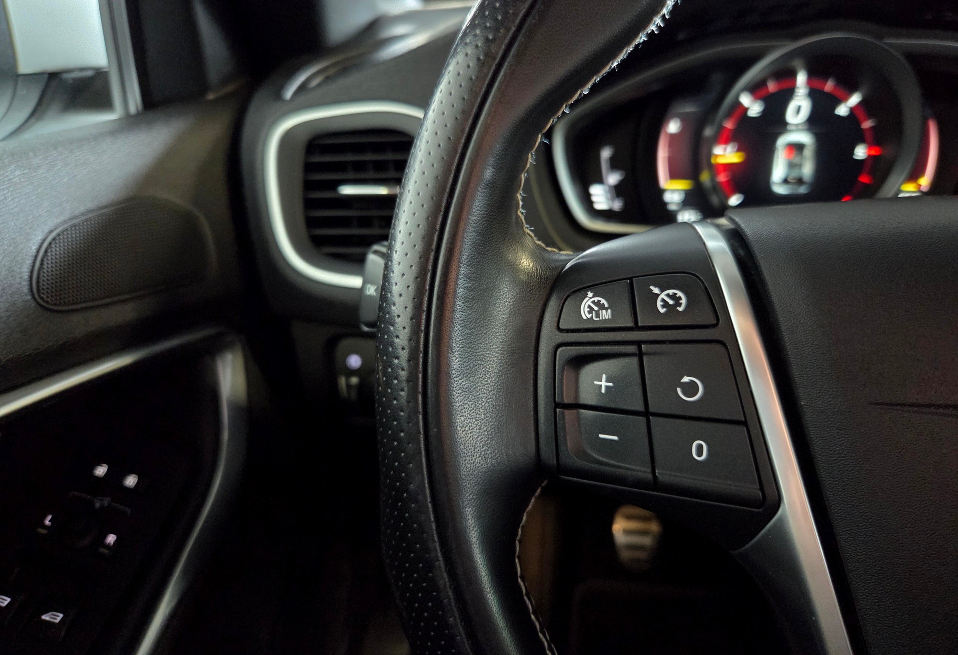 VOLVO V40 2.0 D3 R-Design S/S-image-13