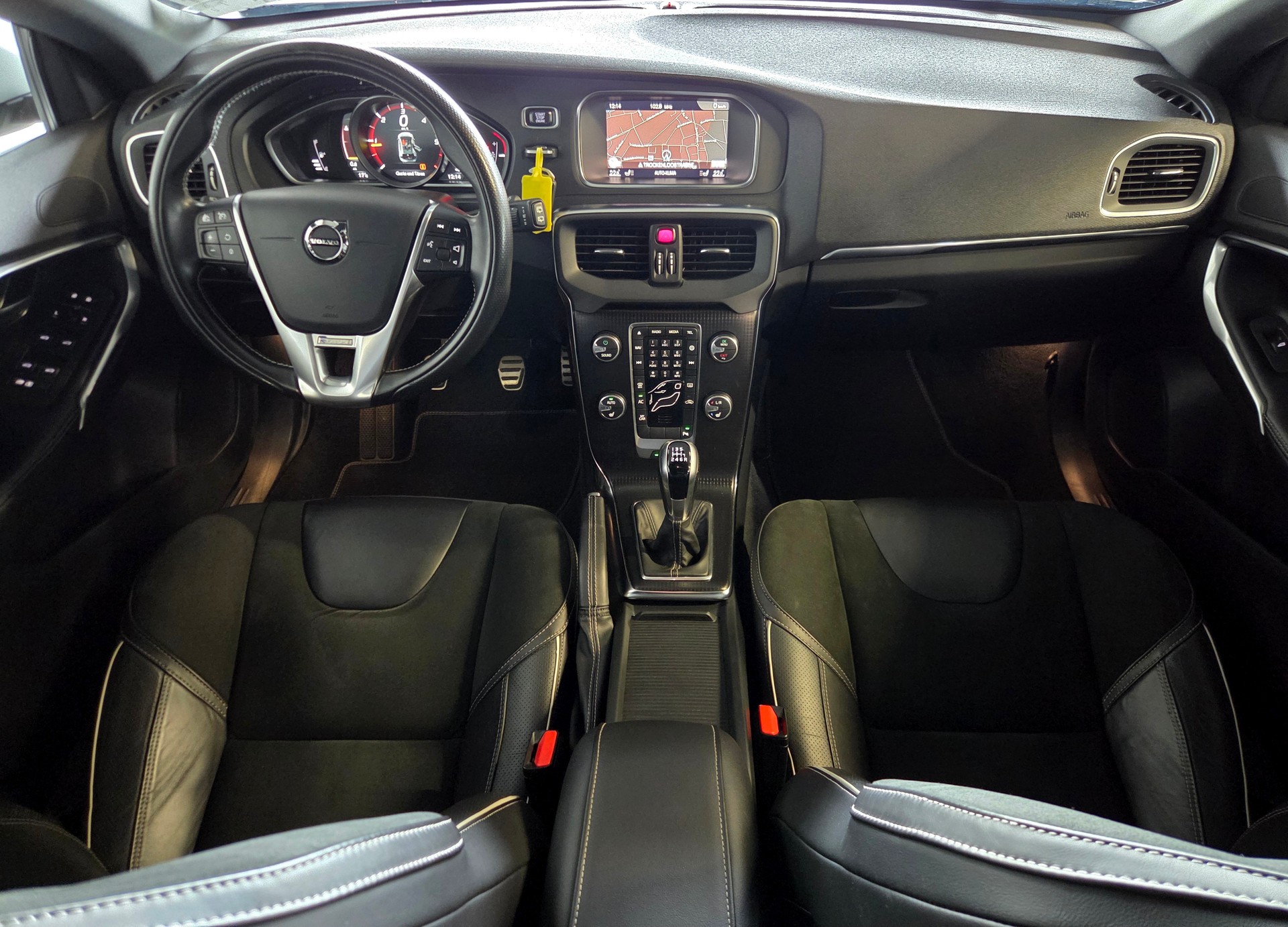 VOLVO V40 2.0 D3 R-Design S/S-image-11