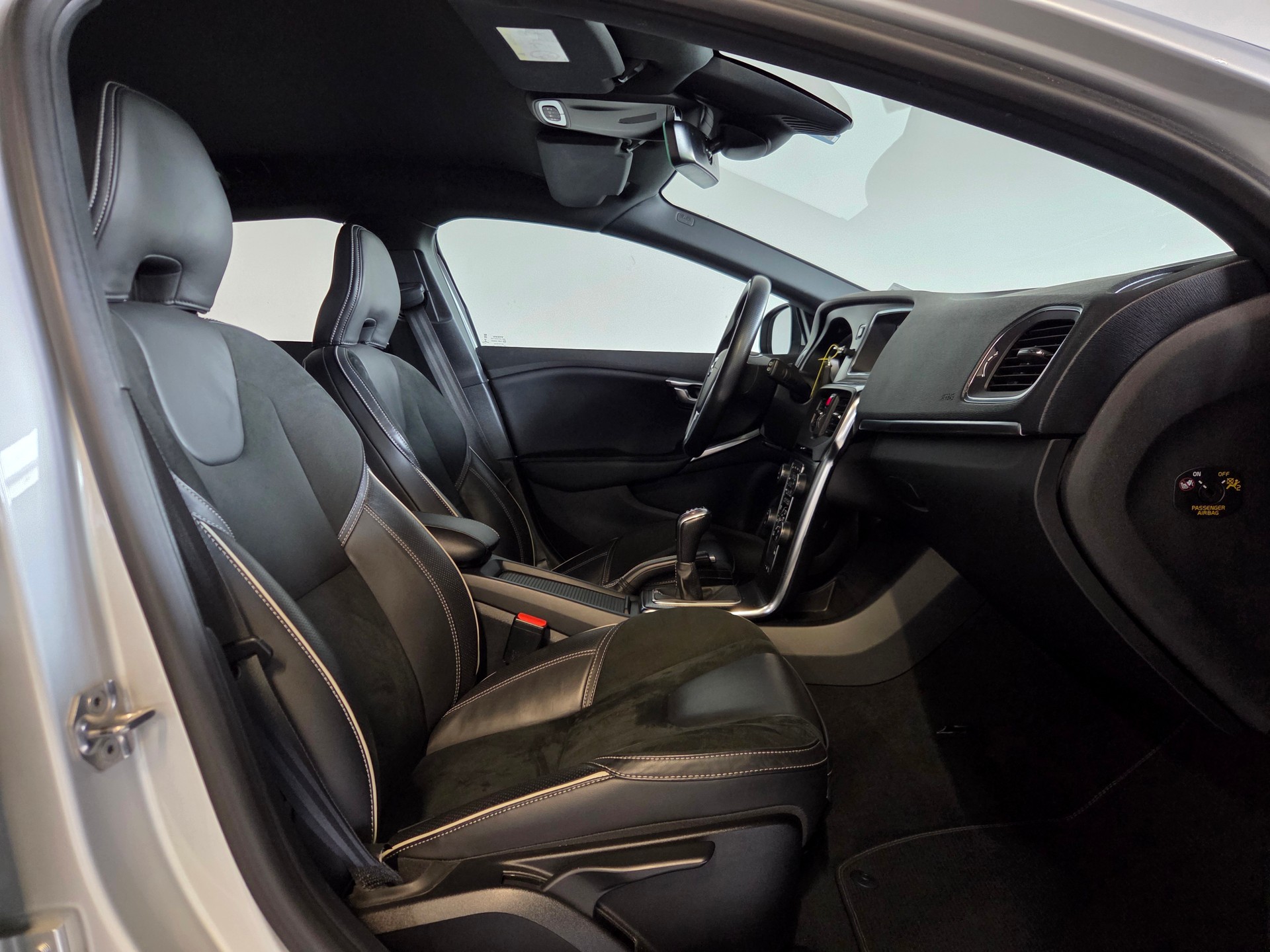 VOLVO V40 2.0 D3 R-Design S/S-image-18