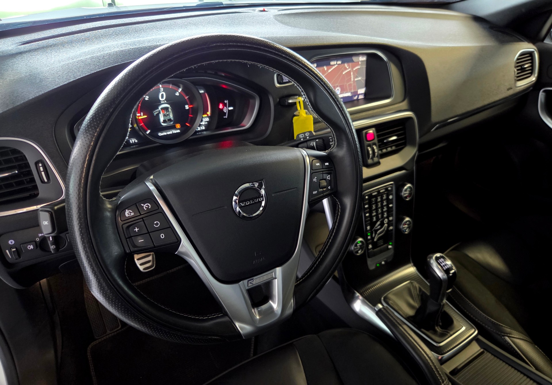 VOLVO V40 2.0 D3 R-Design S/S-image-20