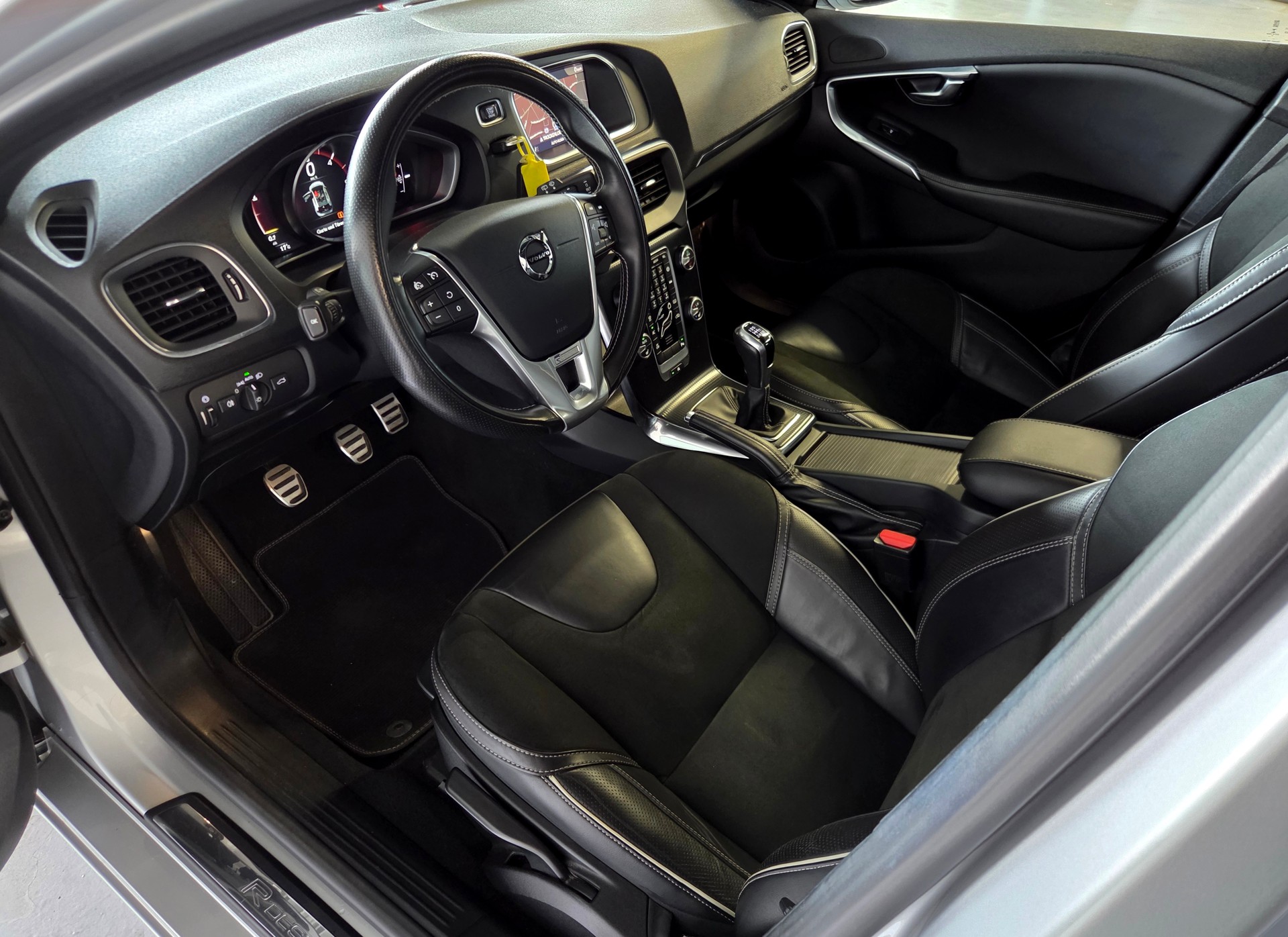VOLVO V40 2.0 D3 R-Design S/S-image-9