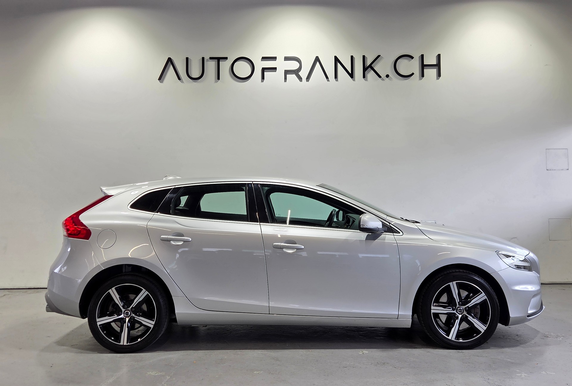 VOLVO V40 2.0 D3 R-Design S/S-image-4