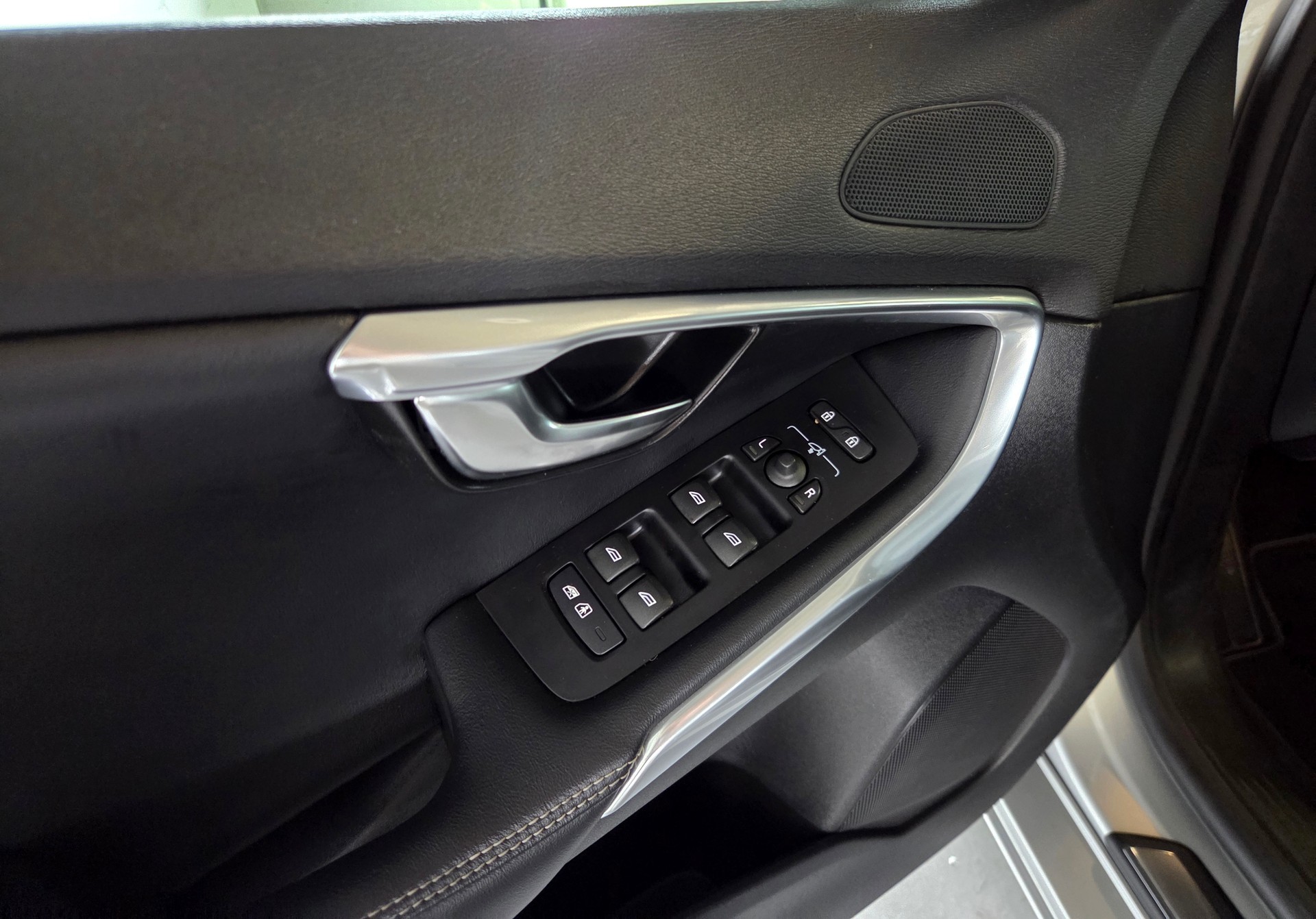 VOLVO V40 2.0 D3 R-Design S/S-image-17