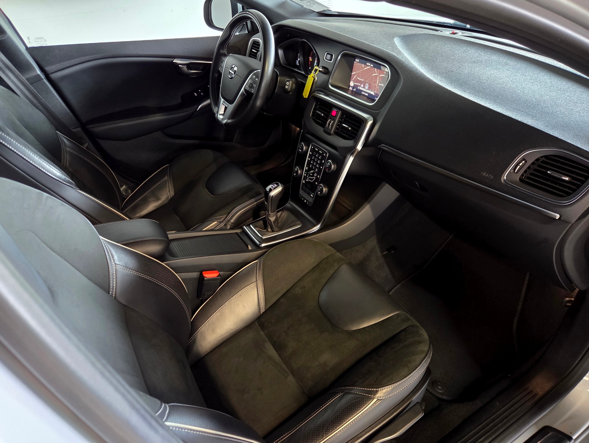 VOLVO V40 2.0 D3 R-Design S/S-image-14