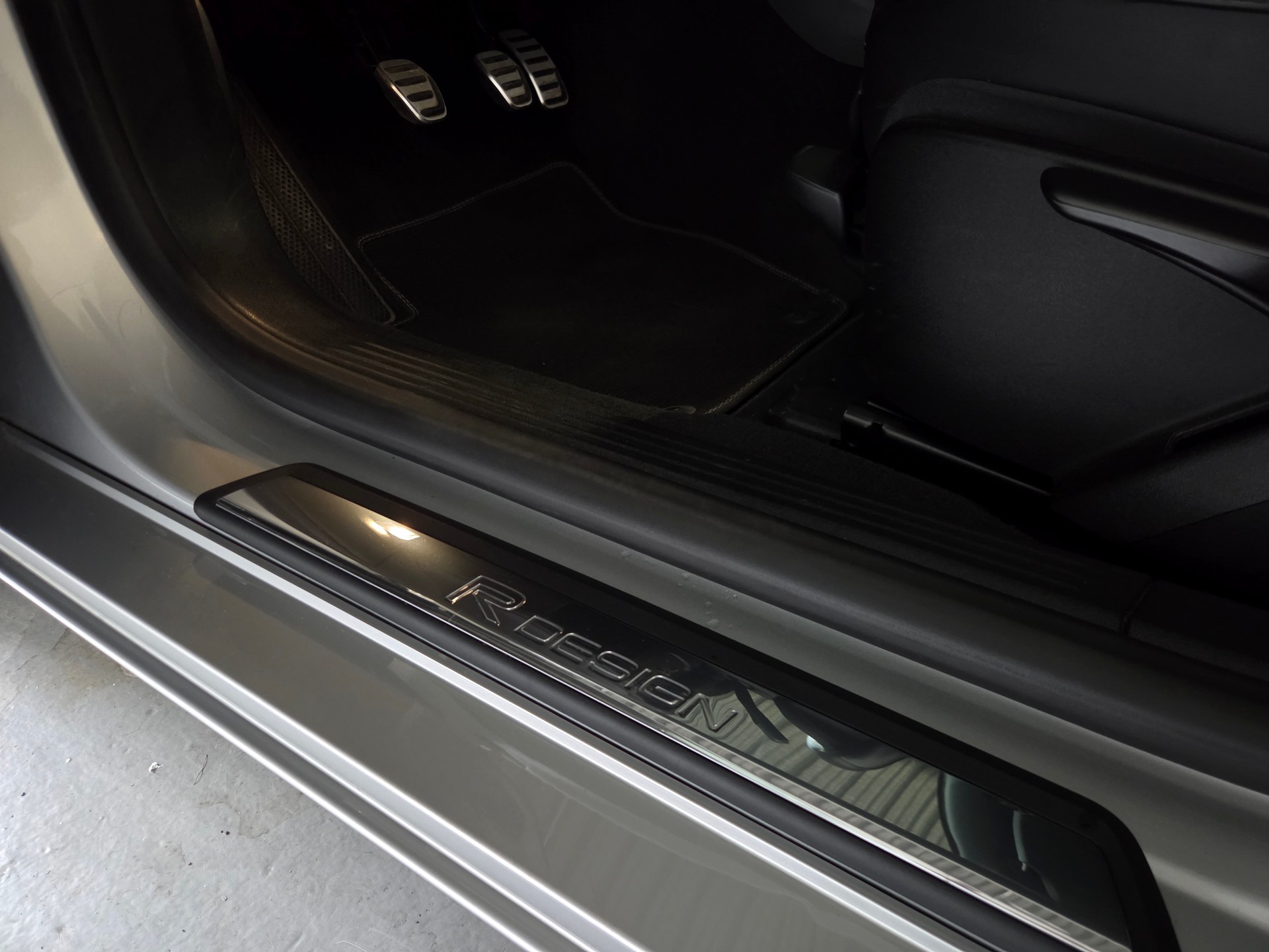 VOLVO V40 2.0 D3 R-Design S/S-image-16