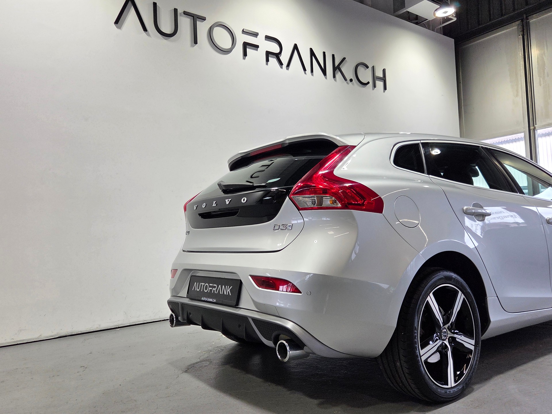 VOLVO V40 2.0 D3 R-Design S/S-image-8