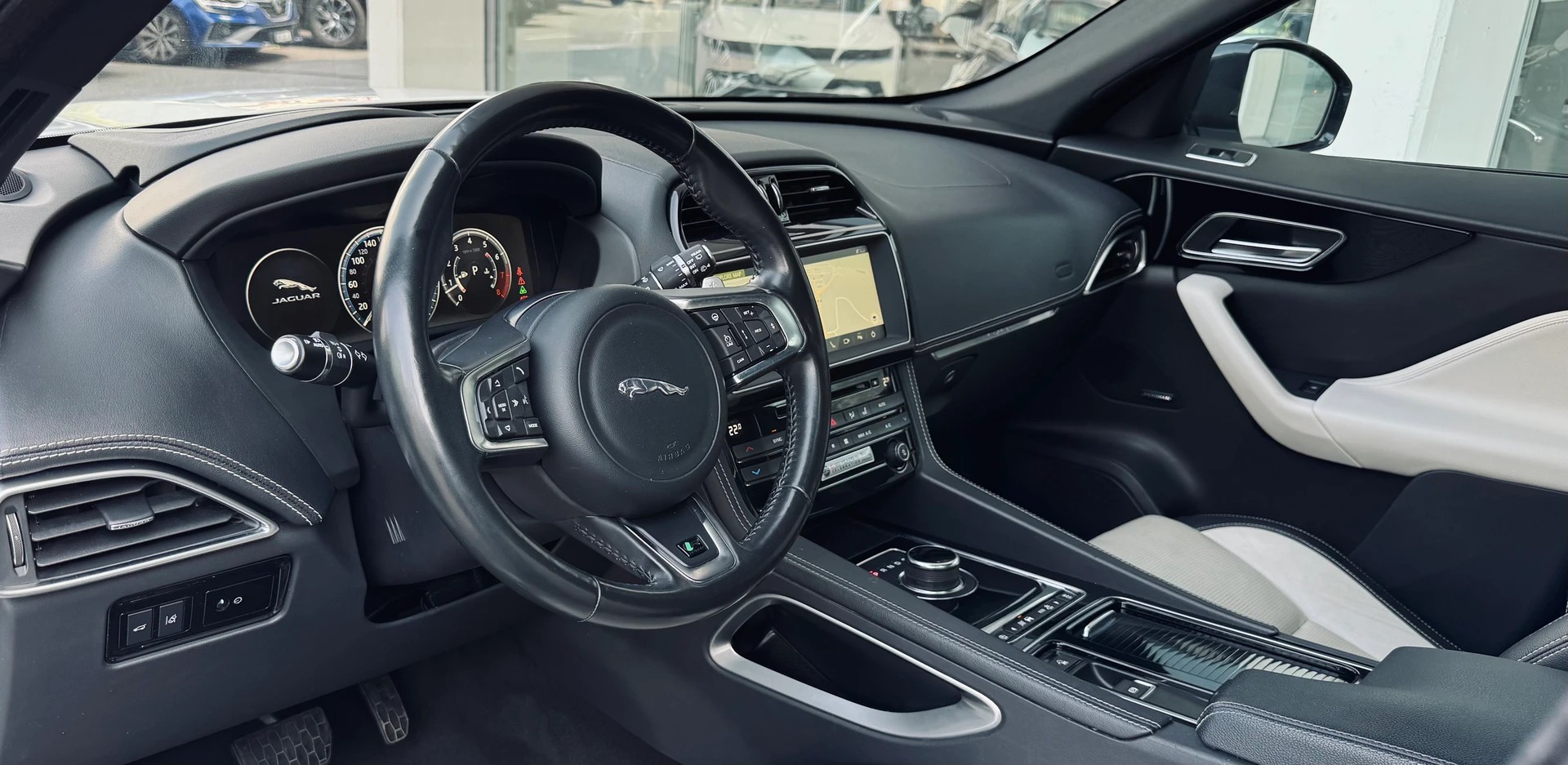 JAGUAR F-Pace 30t 2.0 R-Sport AWD Automatik-image-6