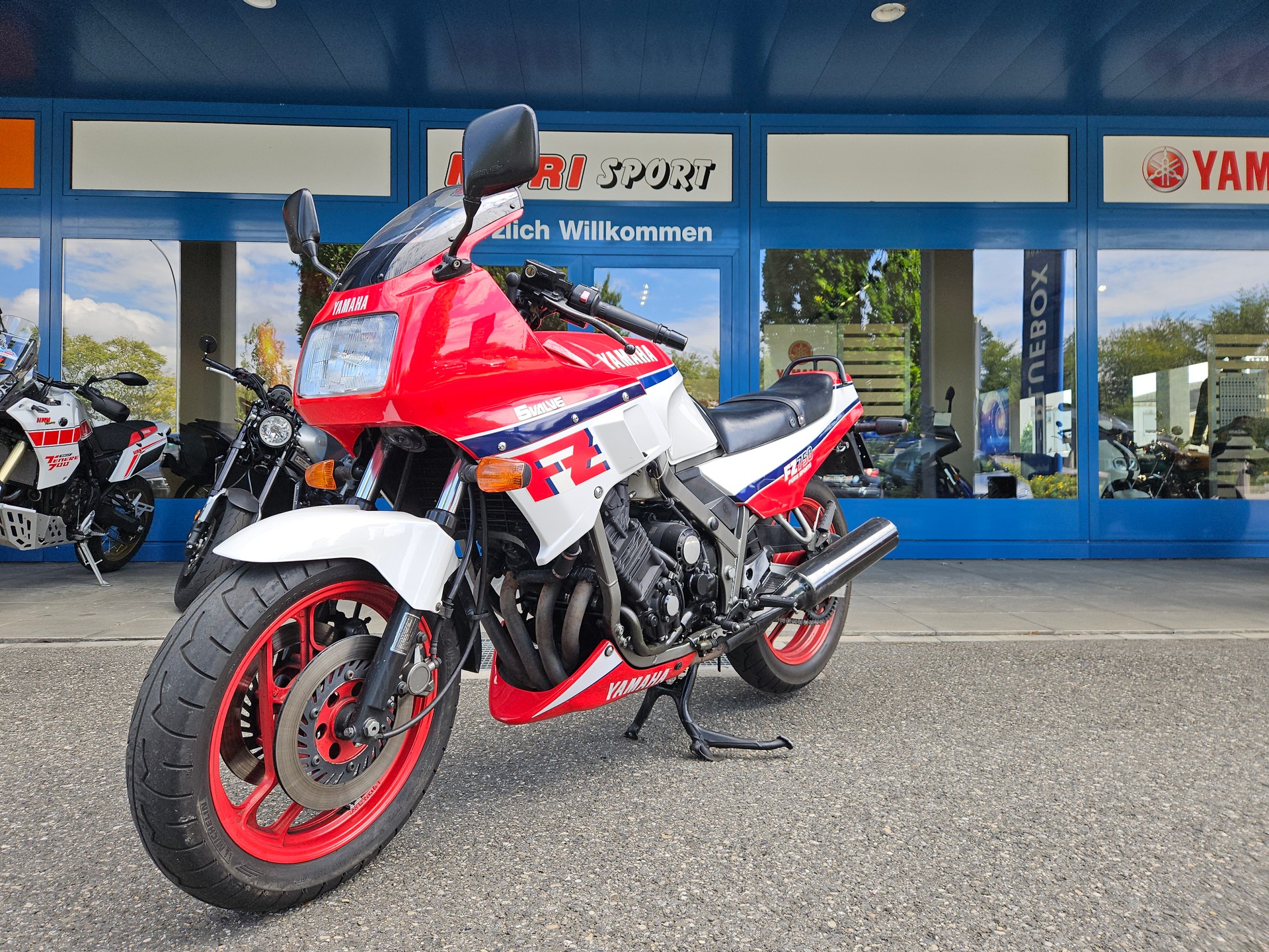 YAMAHA FZ 750-showroom-element-3