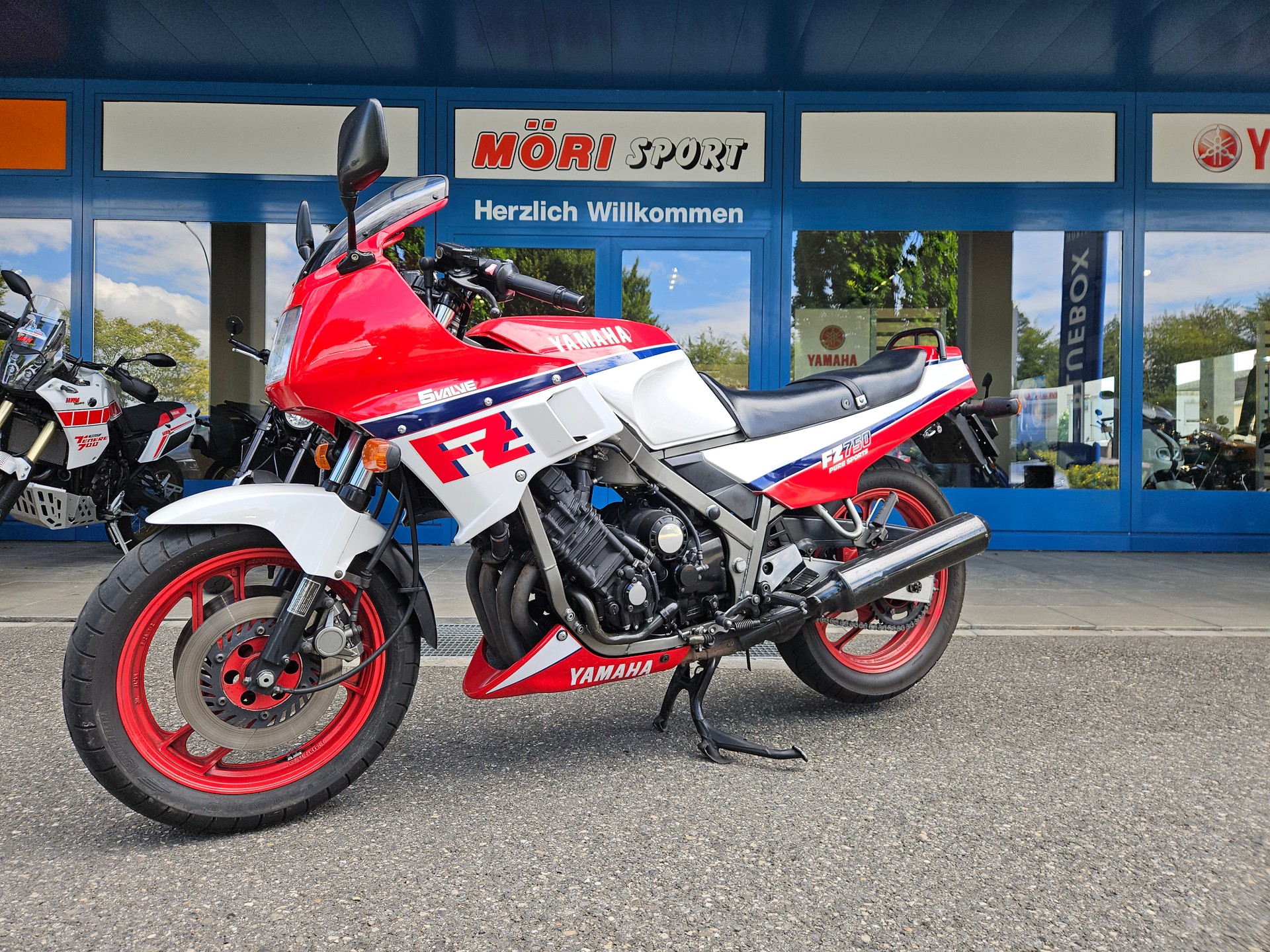 YAMAHA FZ 750-showroom-element-2