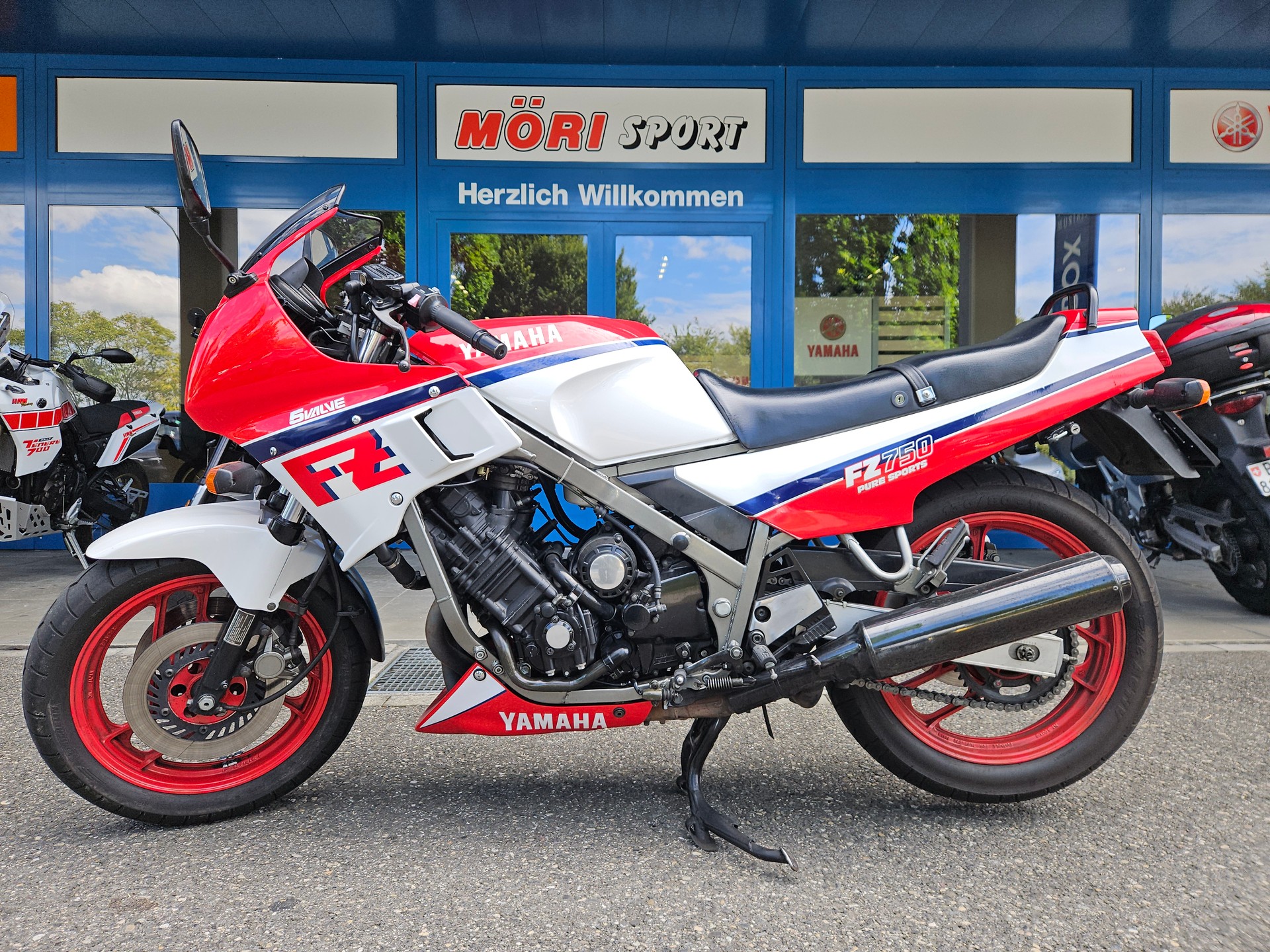 YAMAHA FZ 750-showroom-element-1