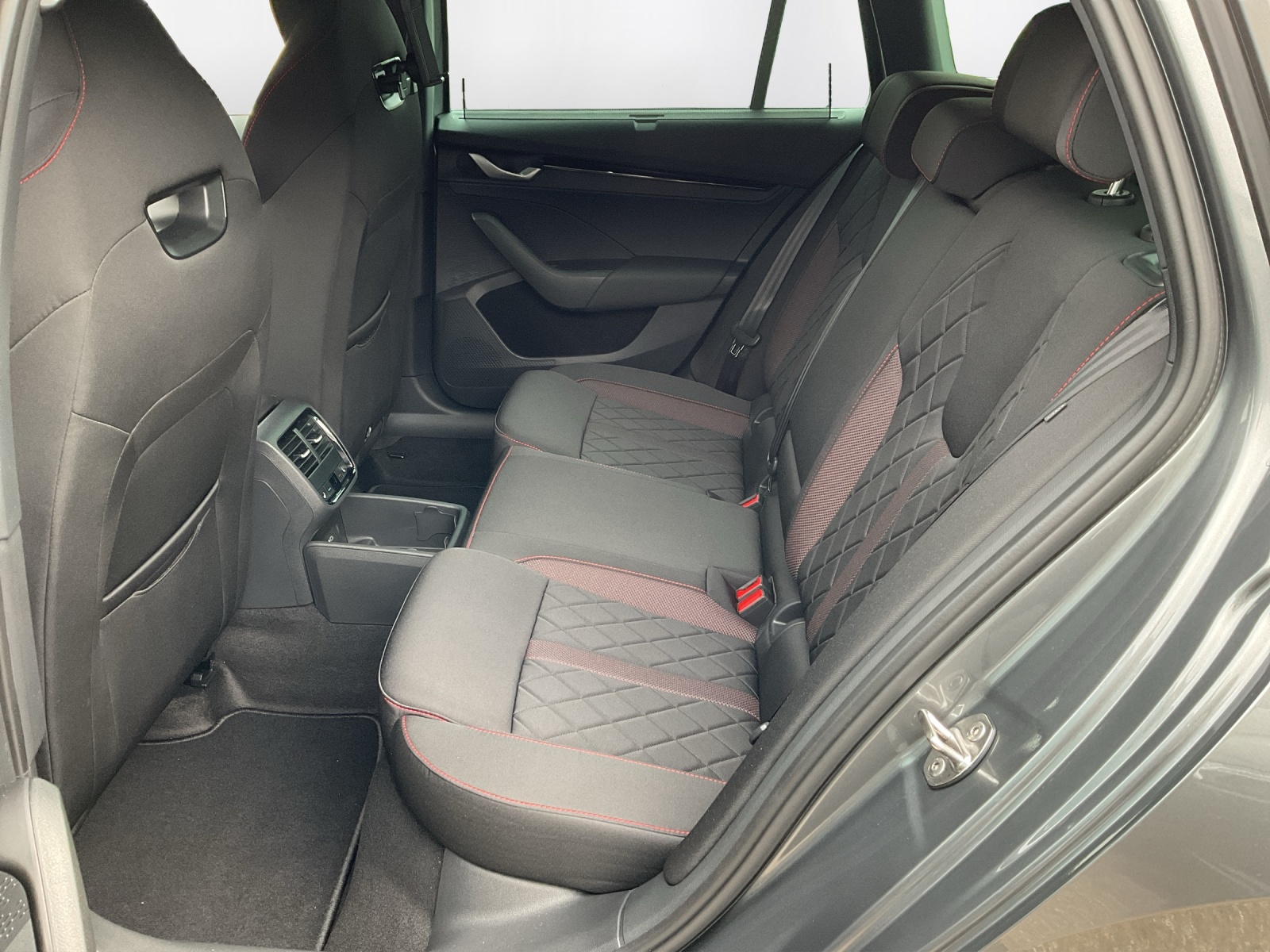SKODA Octavia Combi 2.0 TSI DSG RS-image-11