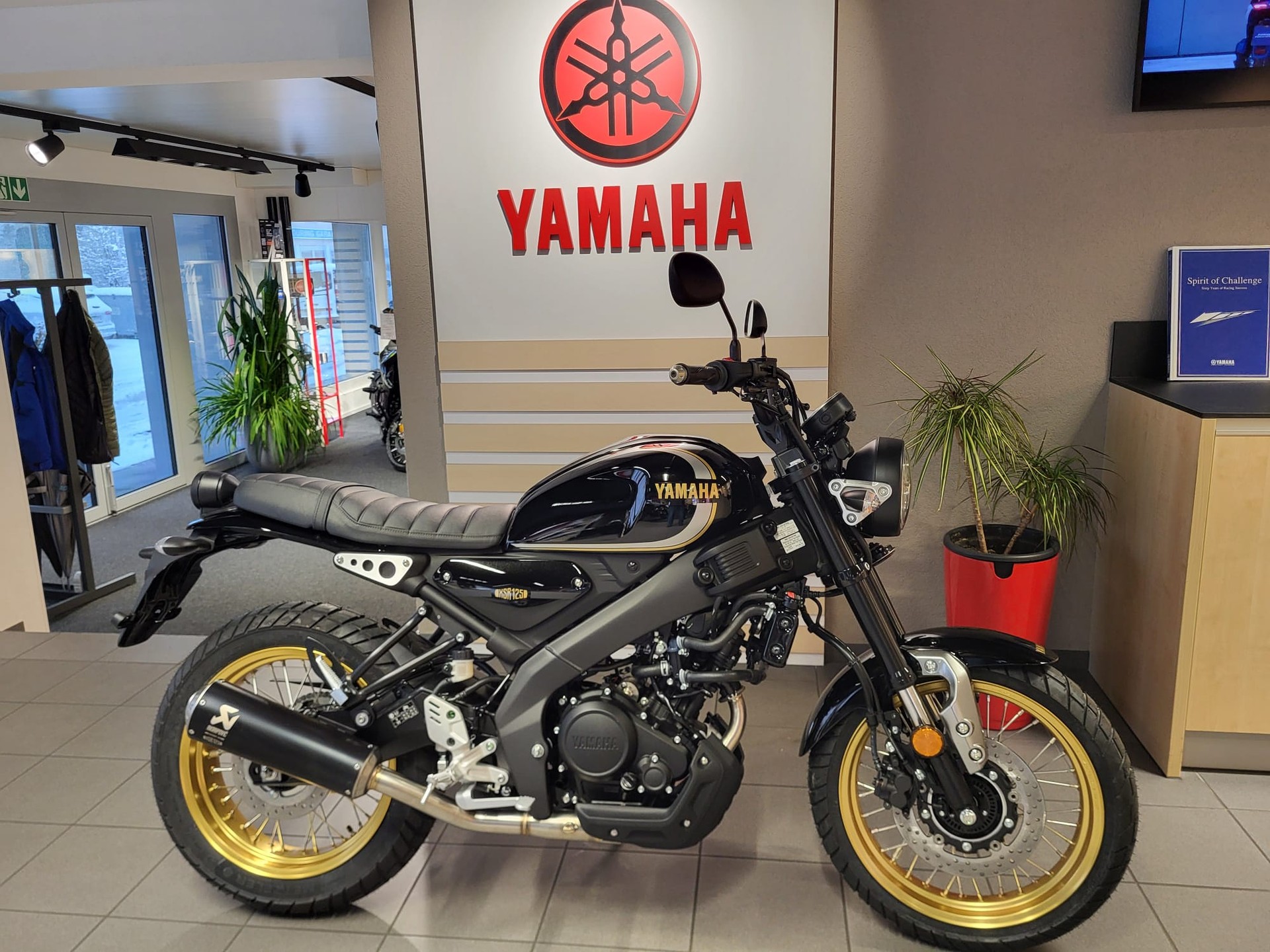 YAMAHA XSR 125 Legacy mit Akra