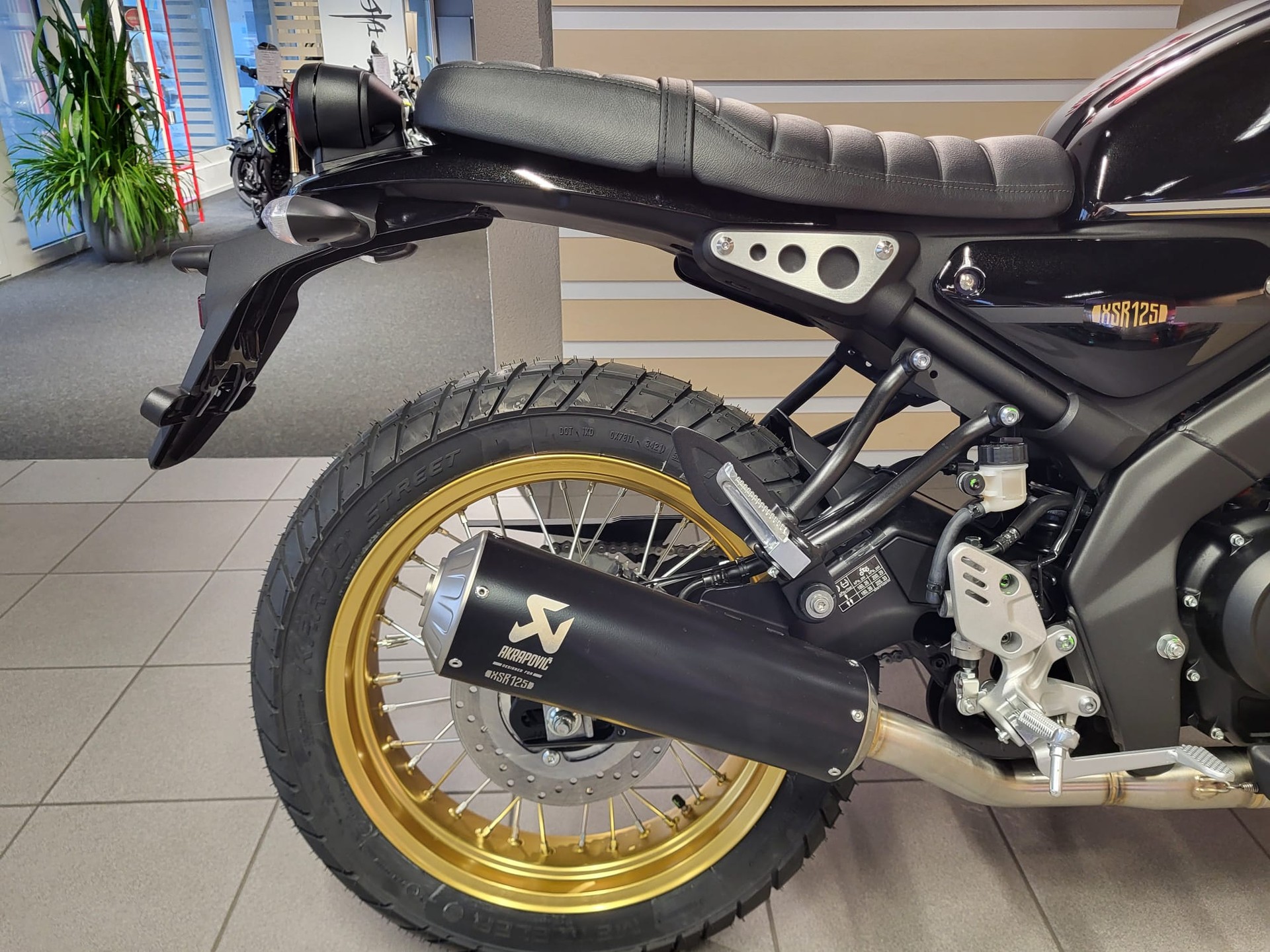 YAMAHA XSR 125 Legacy mit Akra-image-7