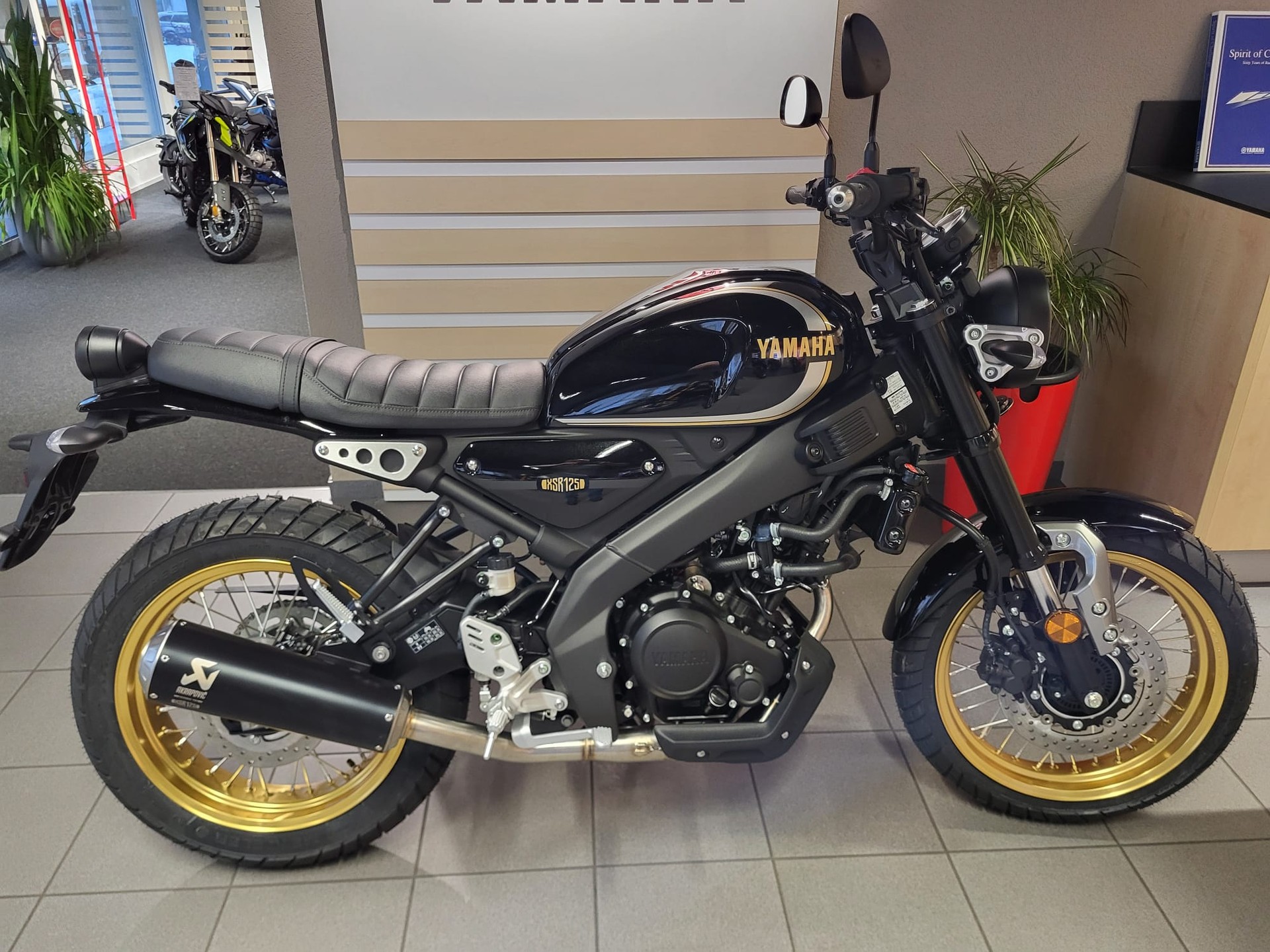YAMAHA XSR 125 Legacy mit Akra-showroom-element-1