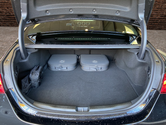 MERCEDES-BENZ C 300e AMG Line-image-6