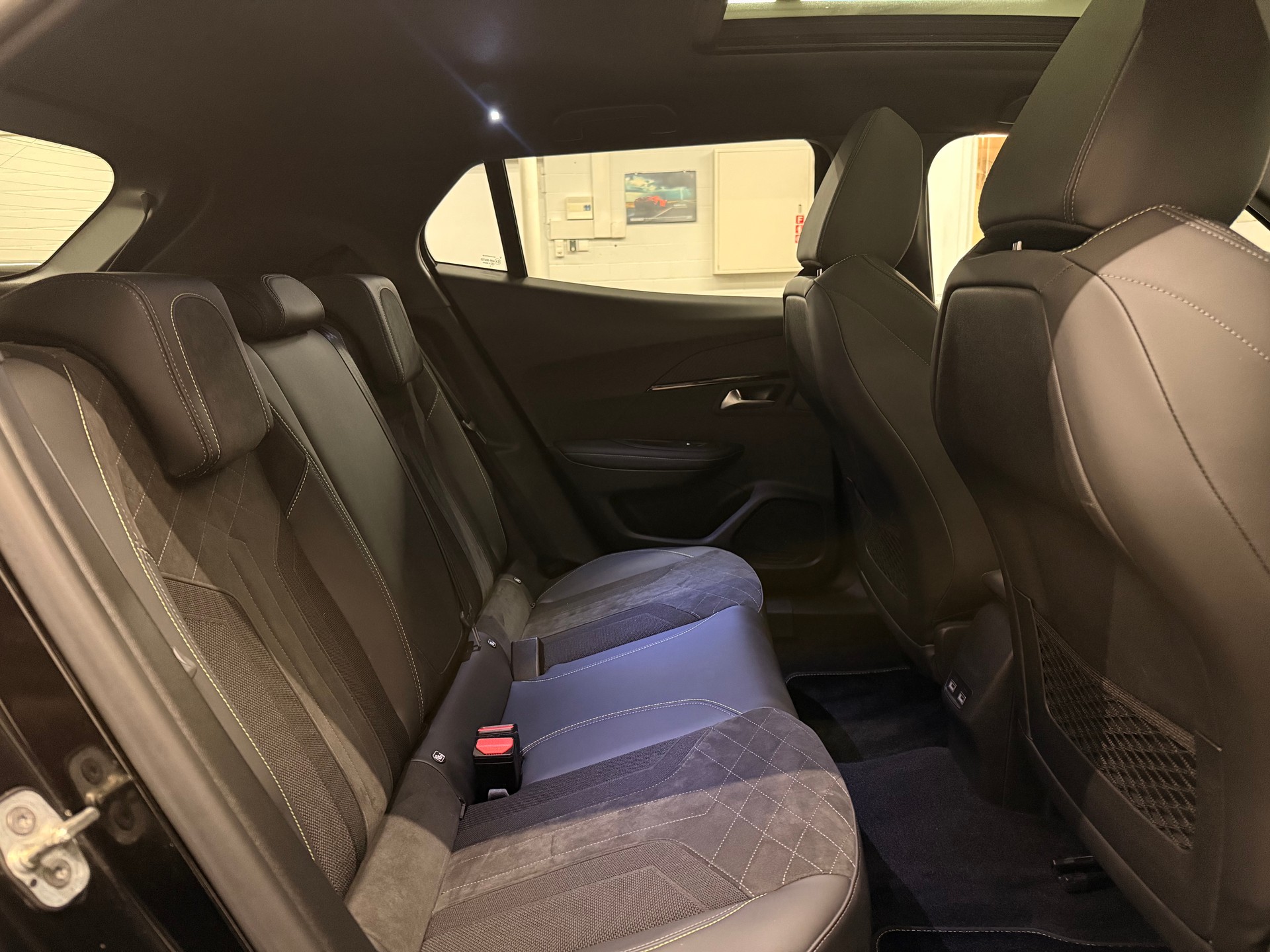 PEUGEOT 2008 1.2 PureTech GT EAT8-image-9