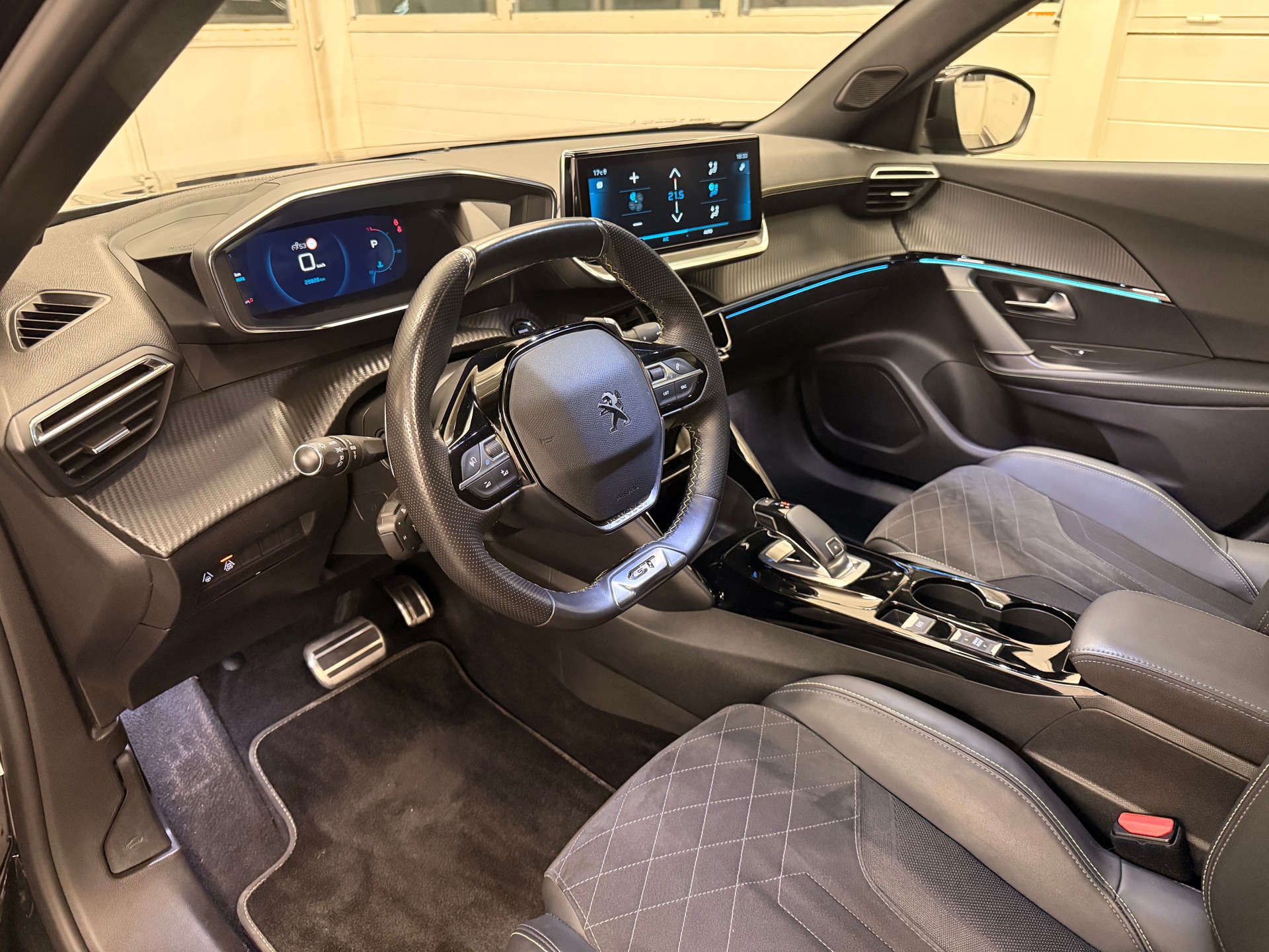 PEUGEOT 2008 1.2 PureTech GT EAT8-image-10