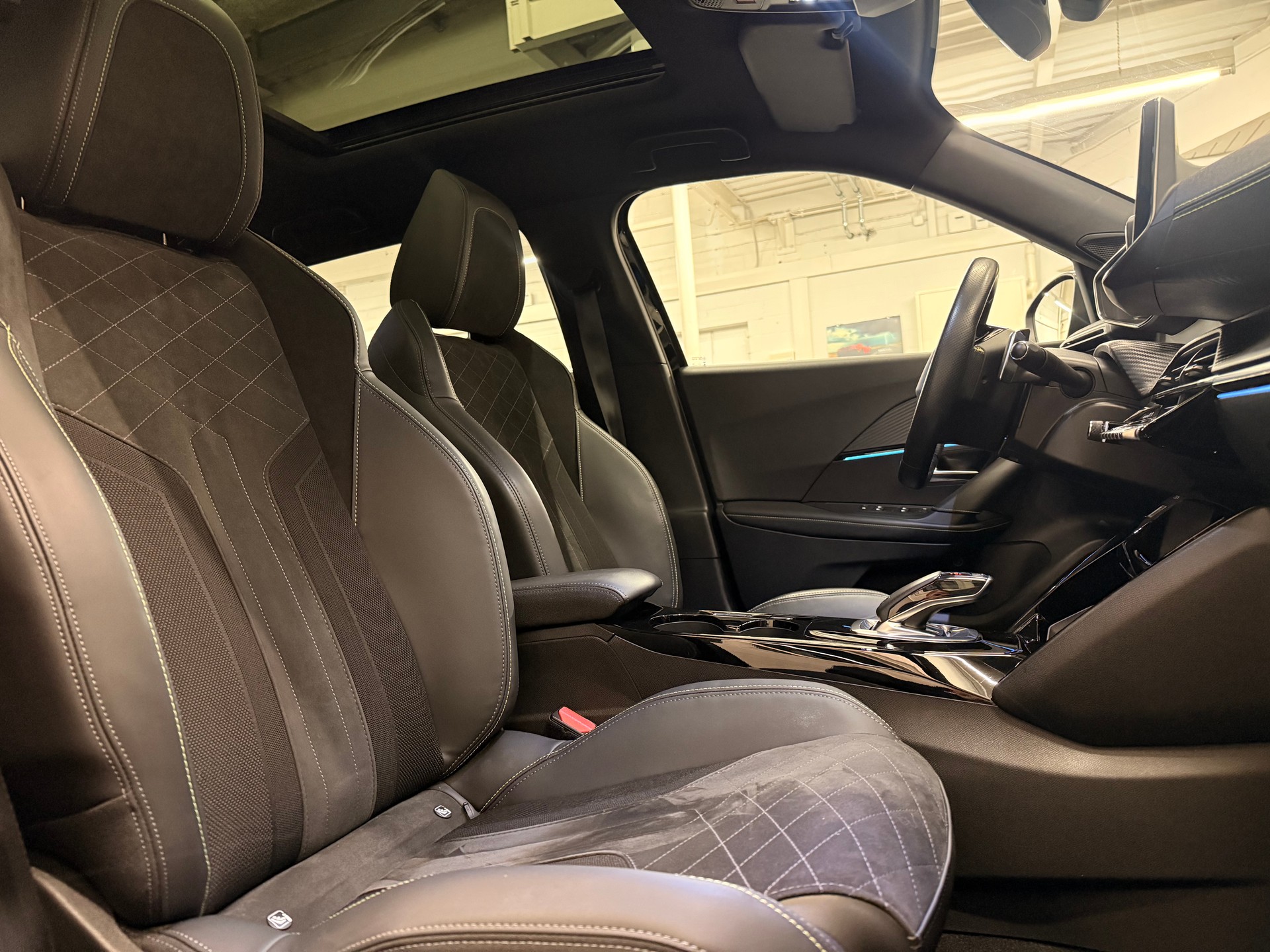 PEUGEOT 2008 1.2 PureTech GT EAT8-image-8