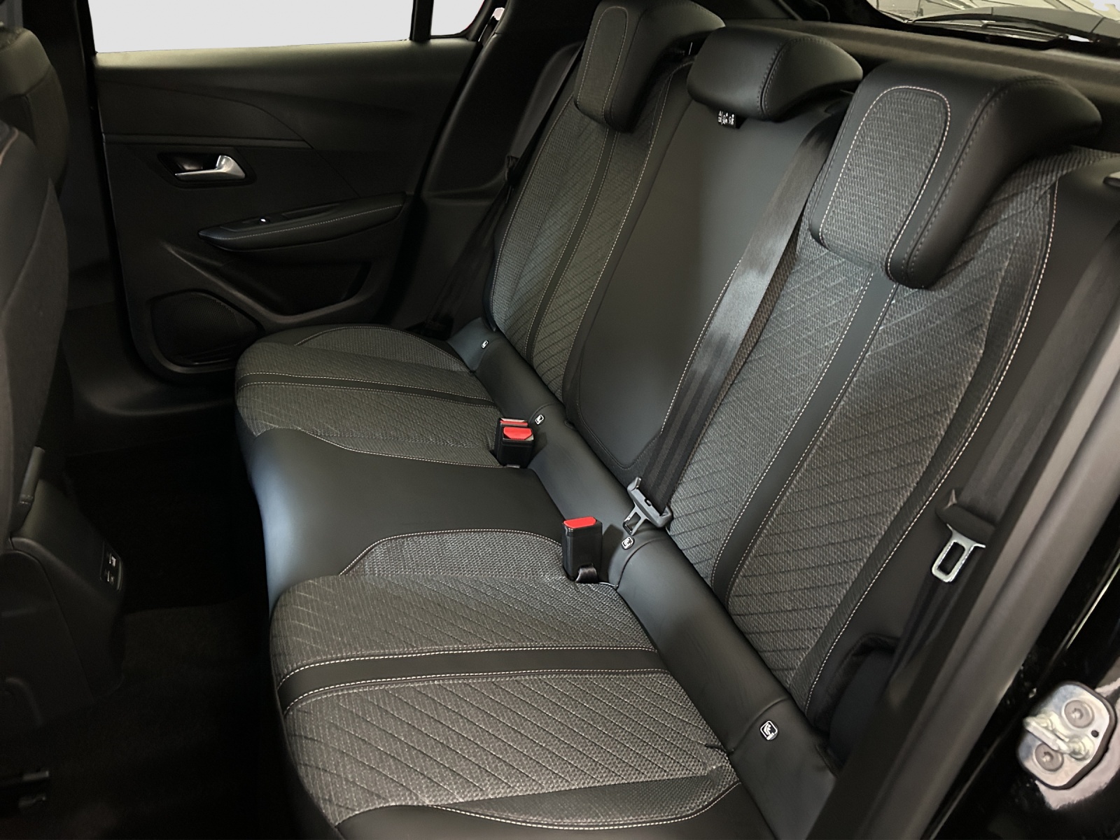 PEUGEOT 208 1.2 MHEV 110 Allure - NAVI - Rückfahrkamera-image-6