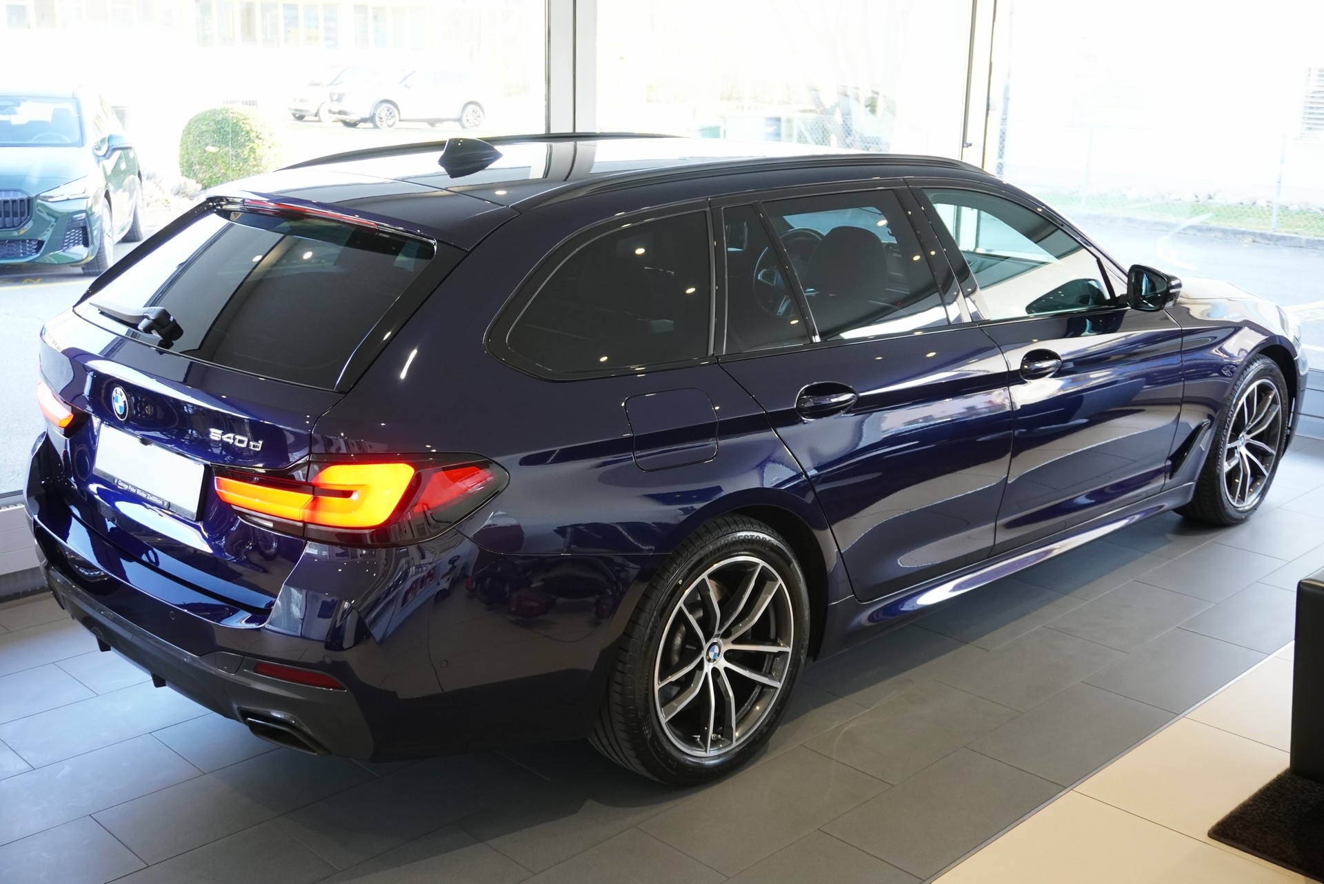 BMW 540d xDrive 48V Touring M Sport Steptronic-image-4