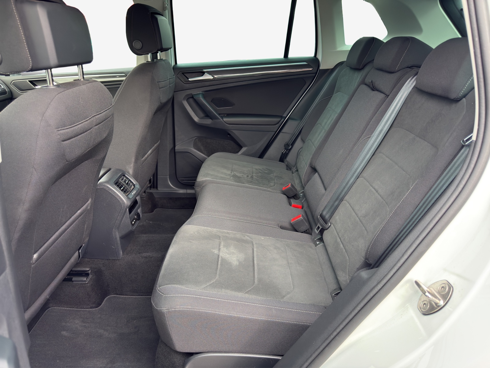 VW Tiguan 2.0 TDI SCR Elegance 4Motion DSG-image-11