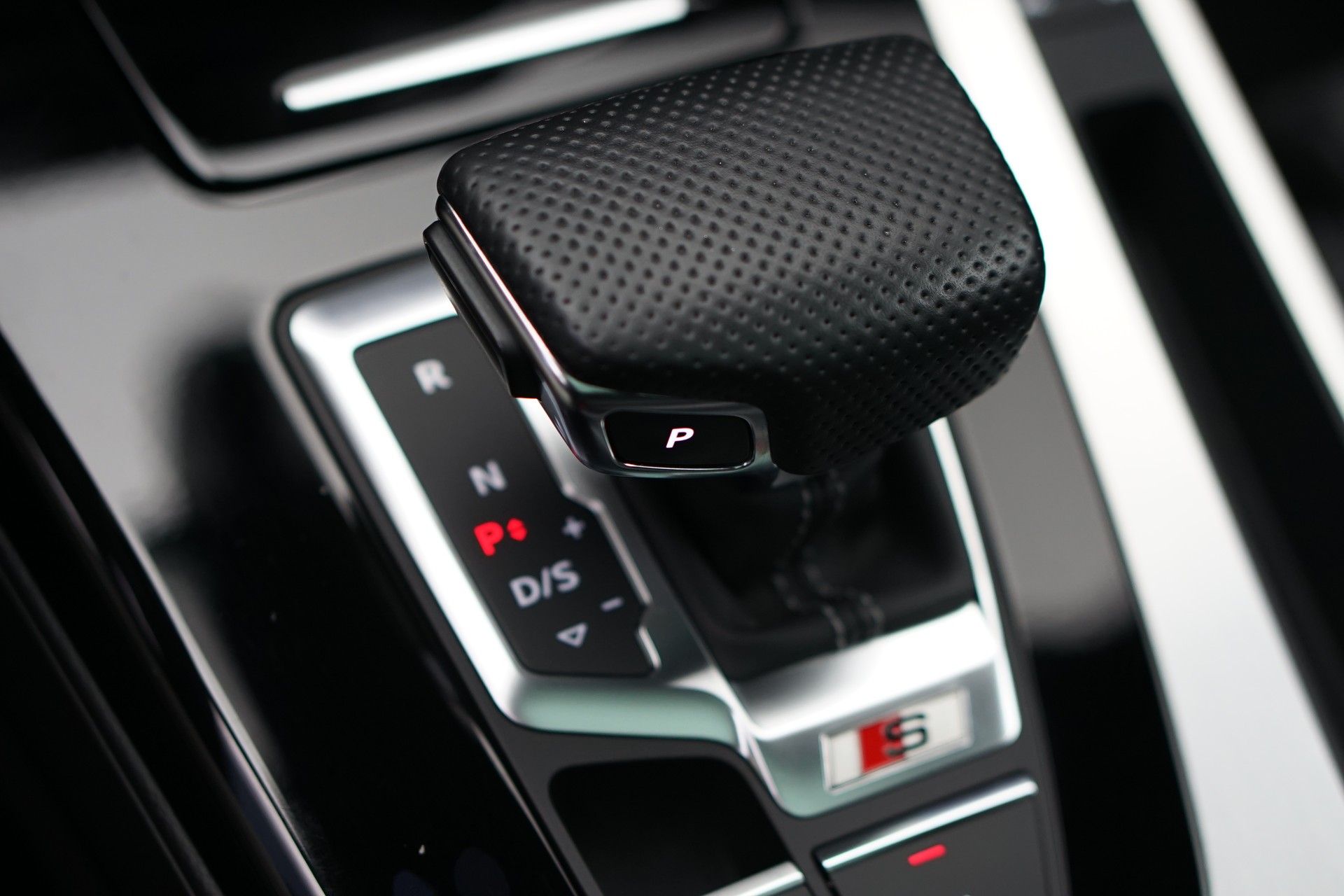 AUDI SQ5 TDI quattro tiptronic *Panorama* *Assistenzpaket*-image-35