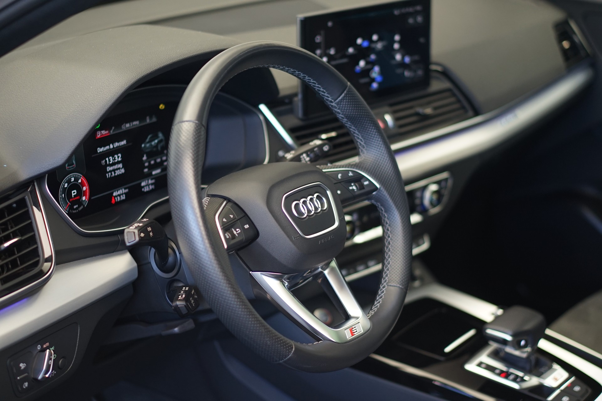 AUDI SQ5 TDI quattro tiptronic *Panorama* *Assistenzpaket*-image-25