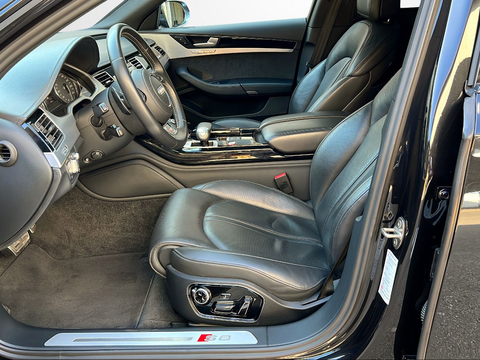 AUDI S8 4.0 TFSI V8 quattro tiptronic-image-11
