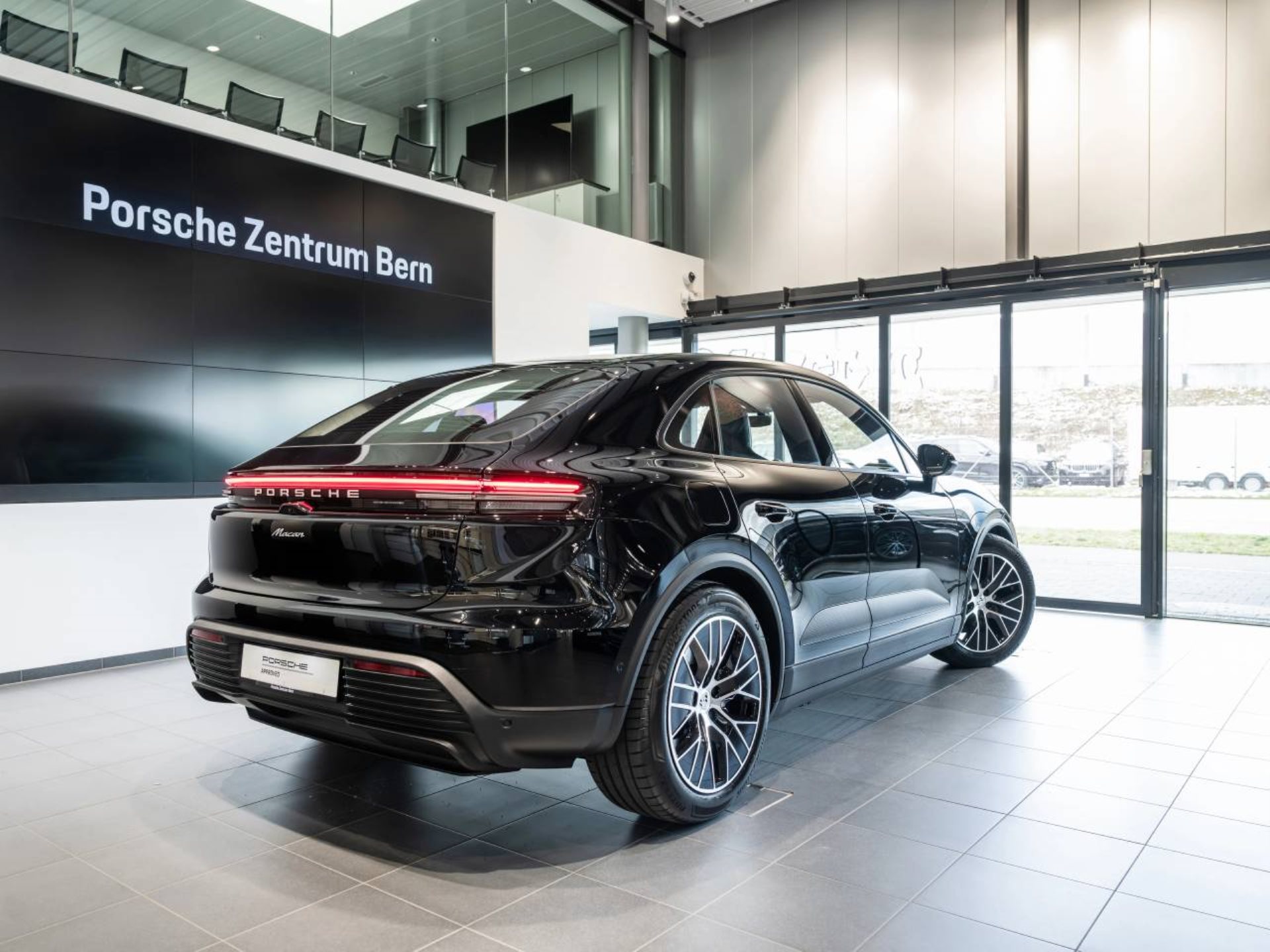 PORSCHE Macan-image-2