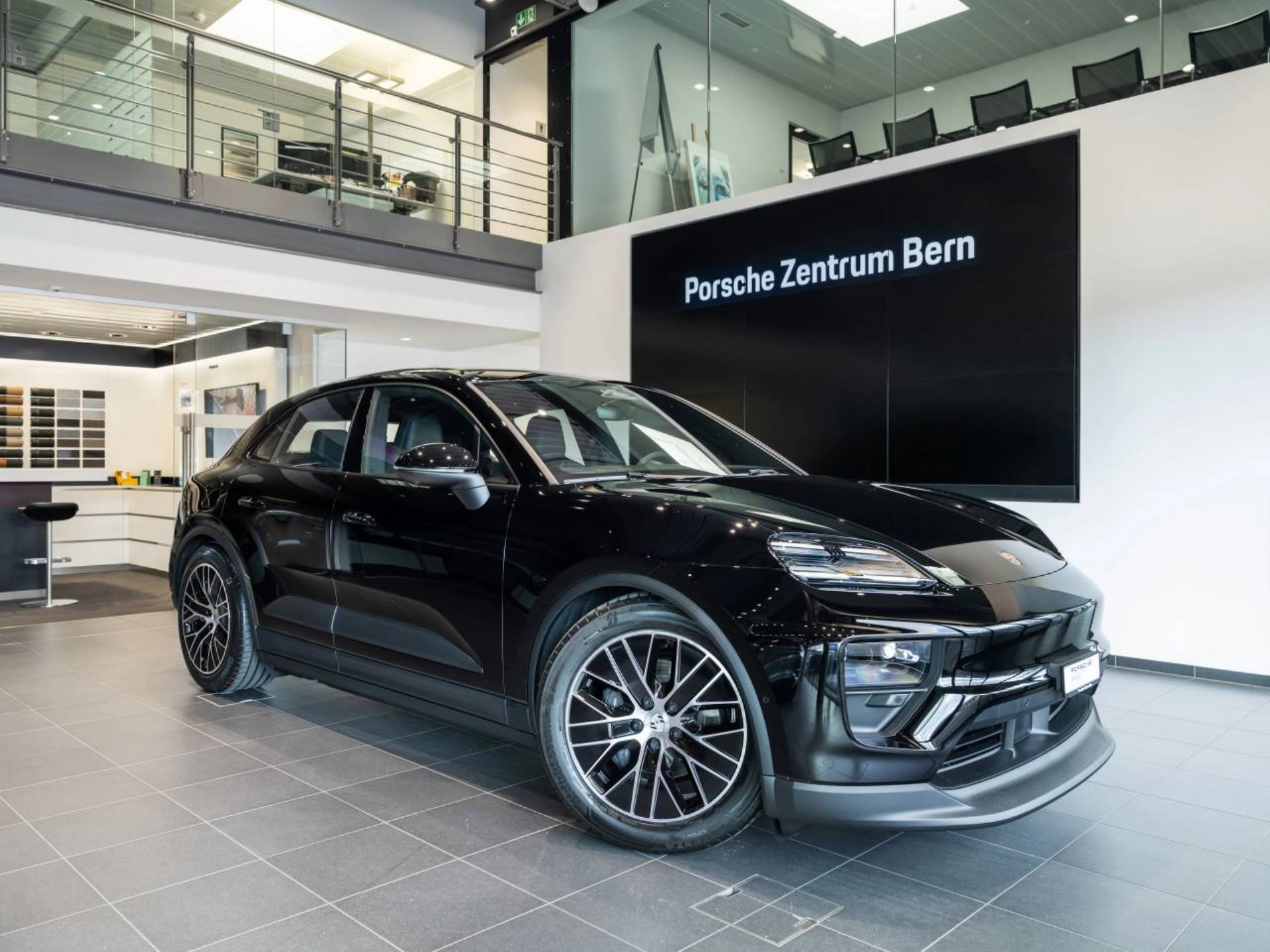 PORSCHE Macan-image-0
