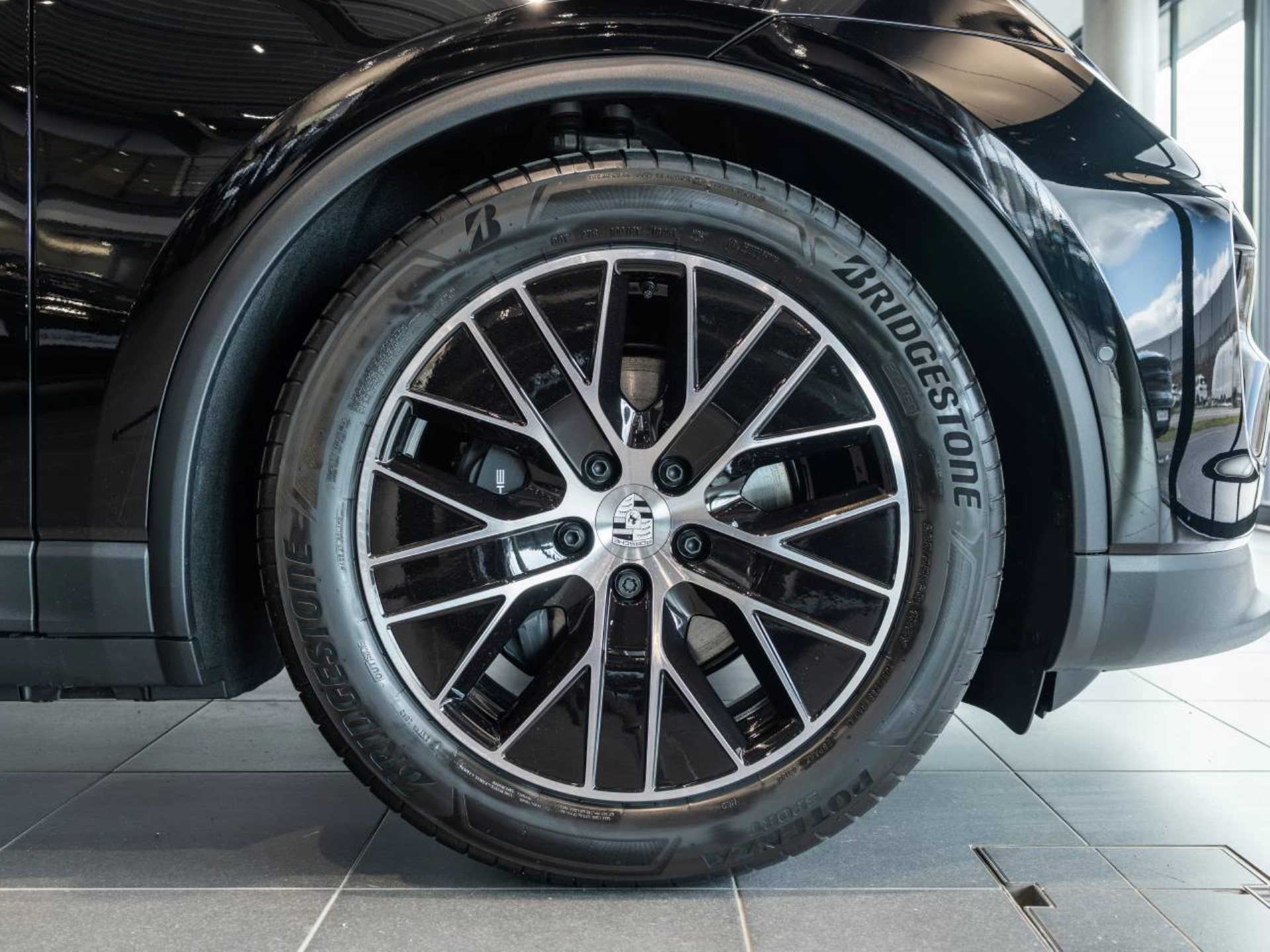 PORSCHE Macan-image-29