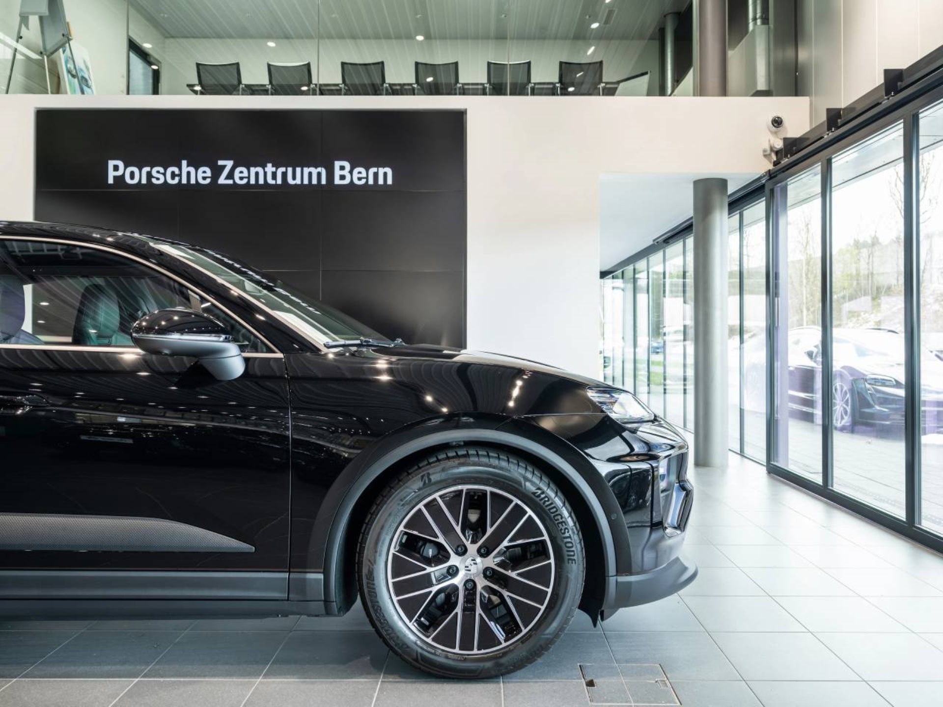 PORSCHE Macan-image-12