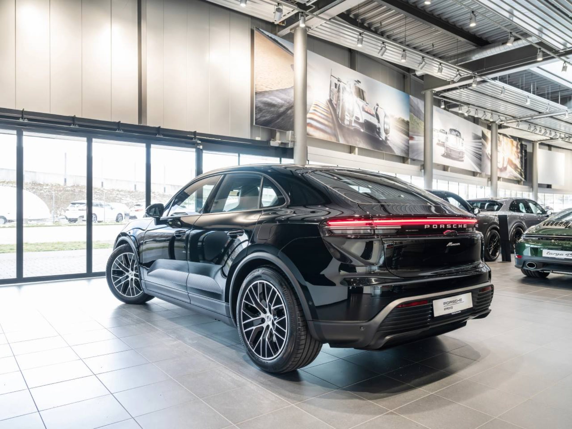 PORSCHE Macan-image-7