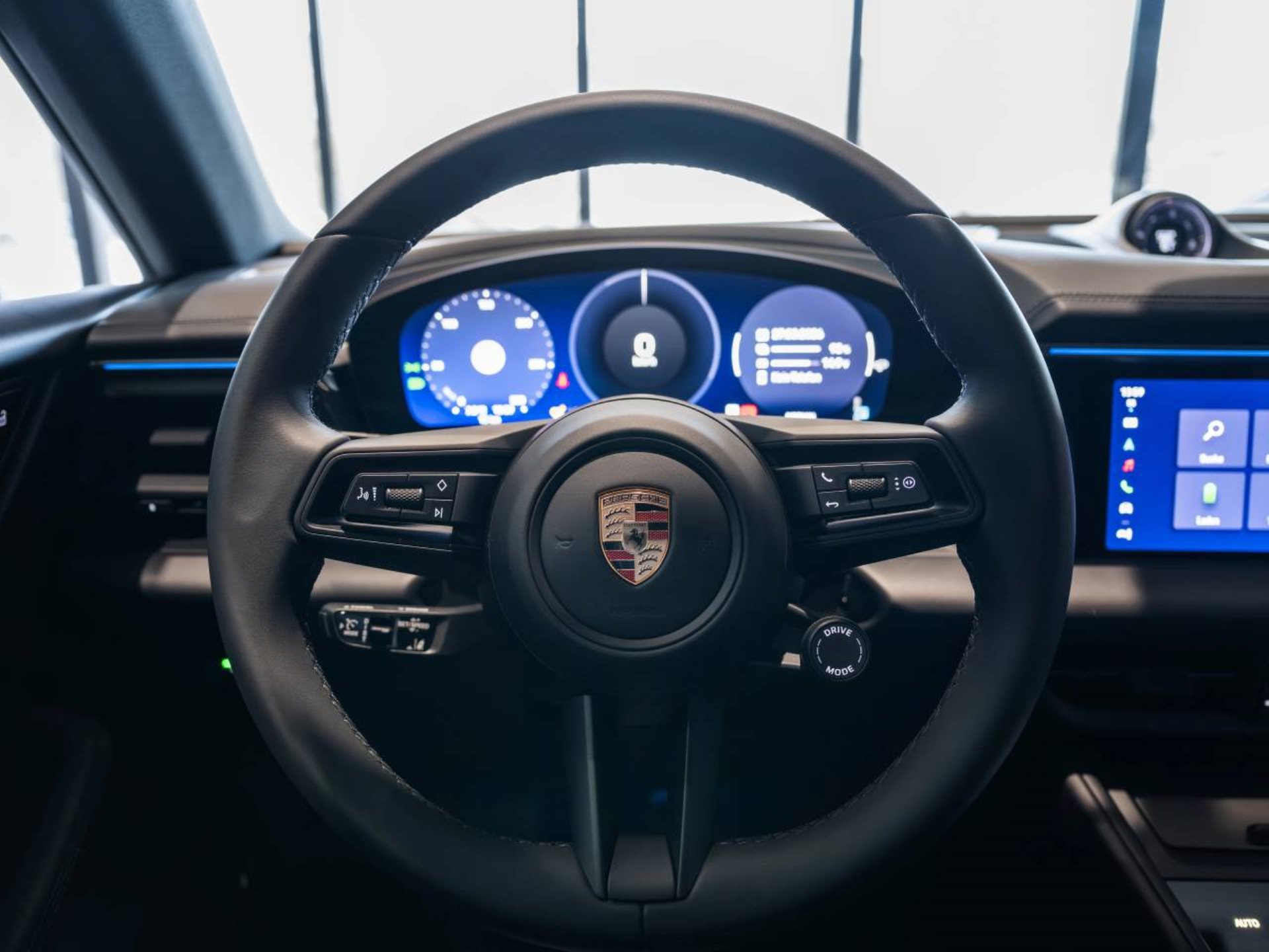 PORSCHE Macan-image-13