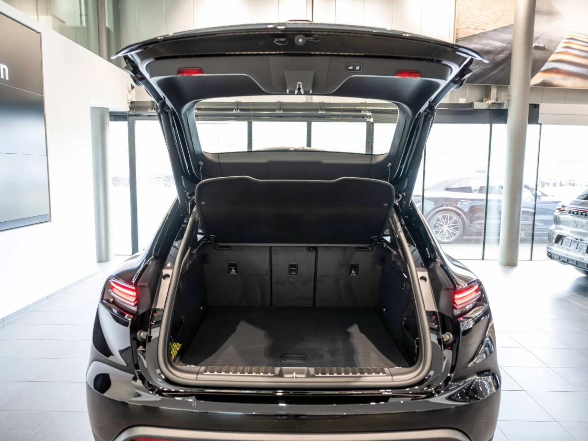 PORSCHE Macan-image-6
