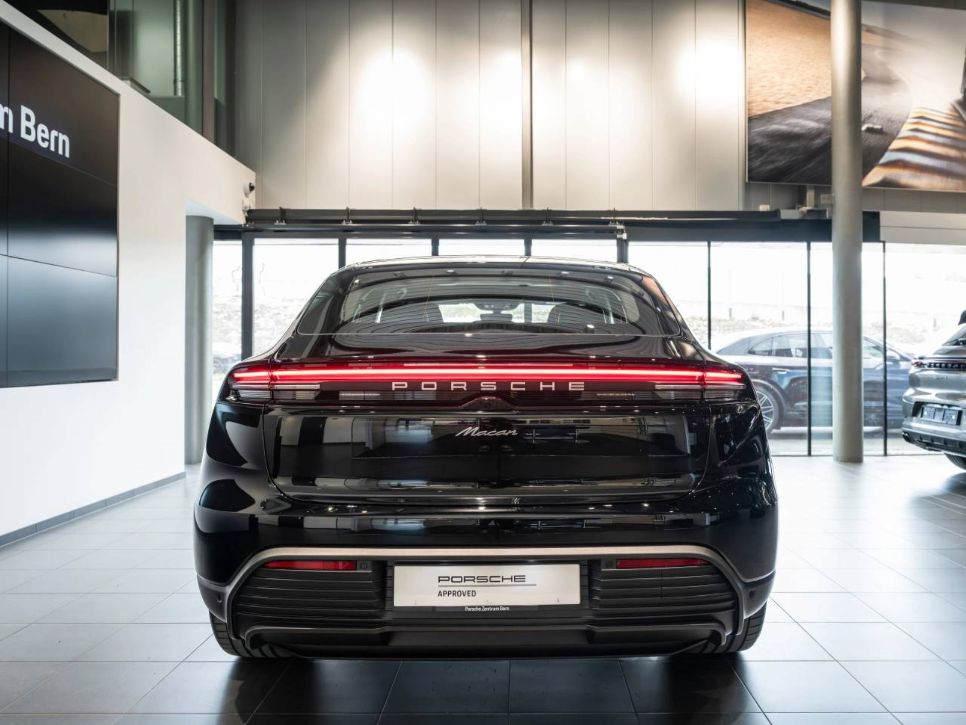 PORSCHE Macan-image-5