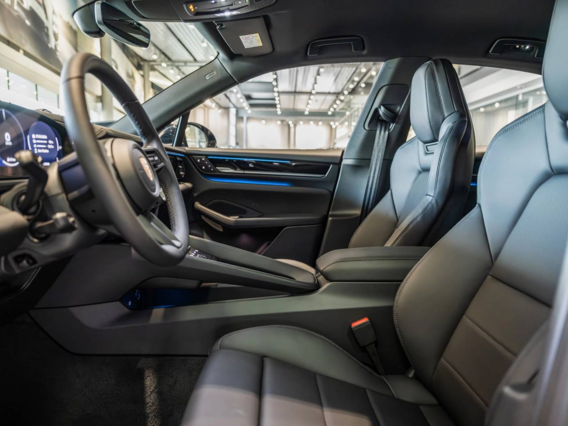 PORSCHE Macan-image-3