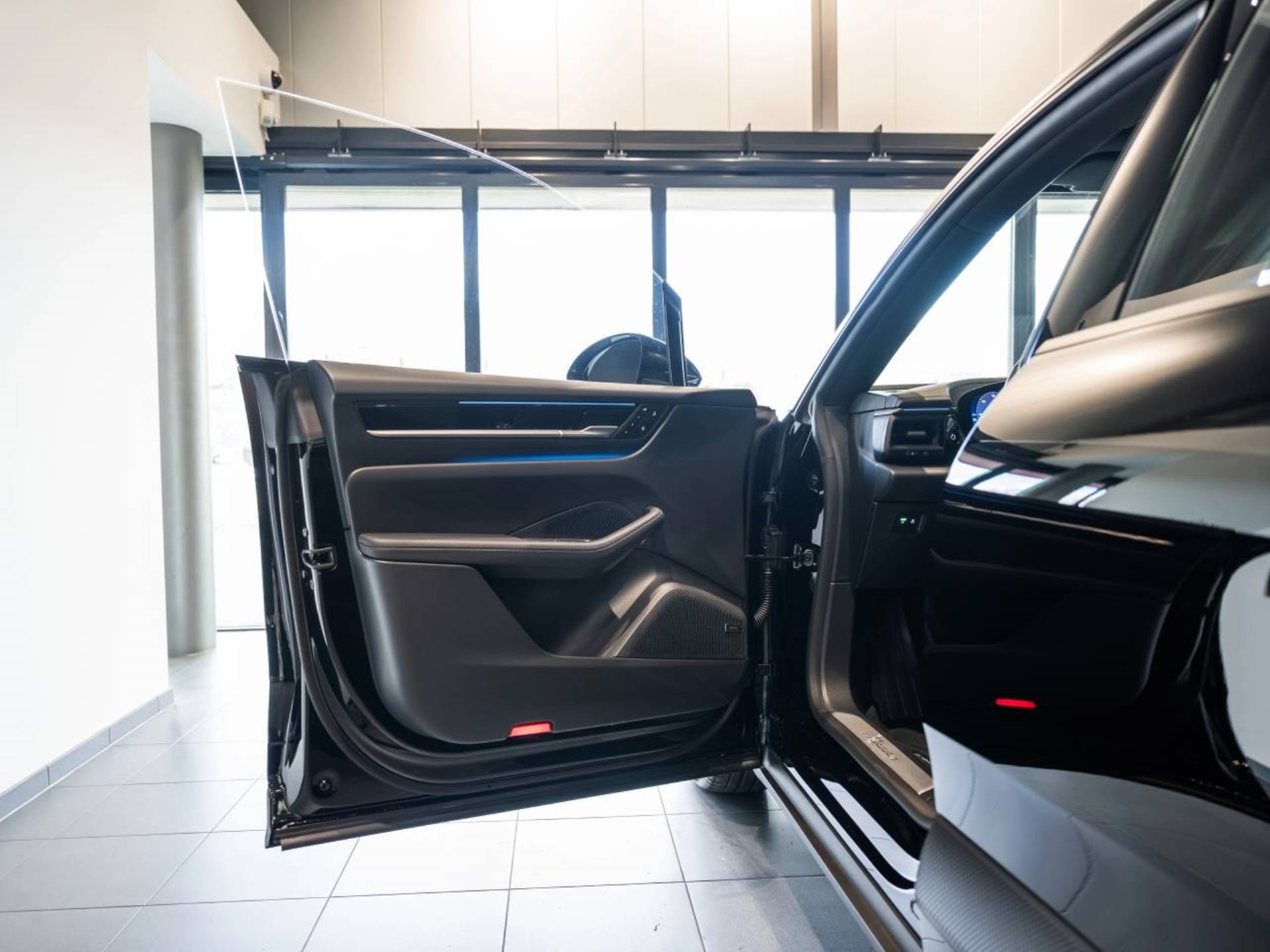 PORSCHE Macan-image-19