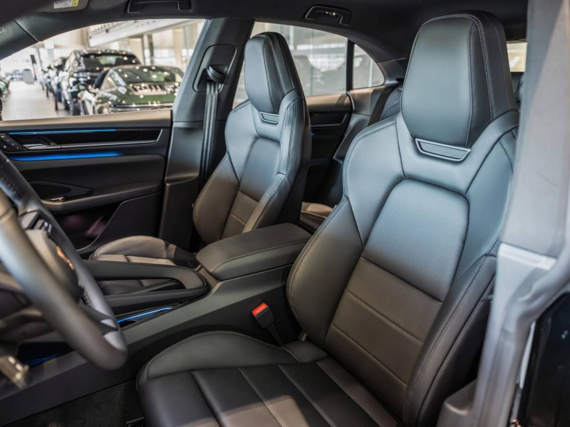 PORSCHE Macan-image-4
