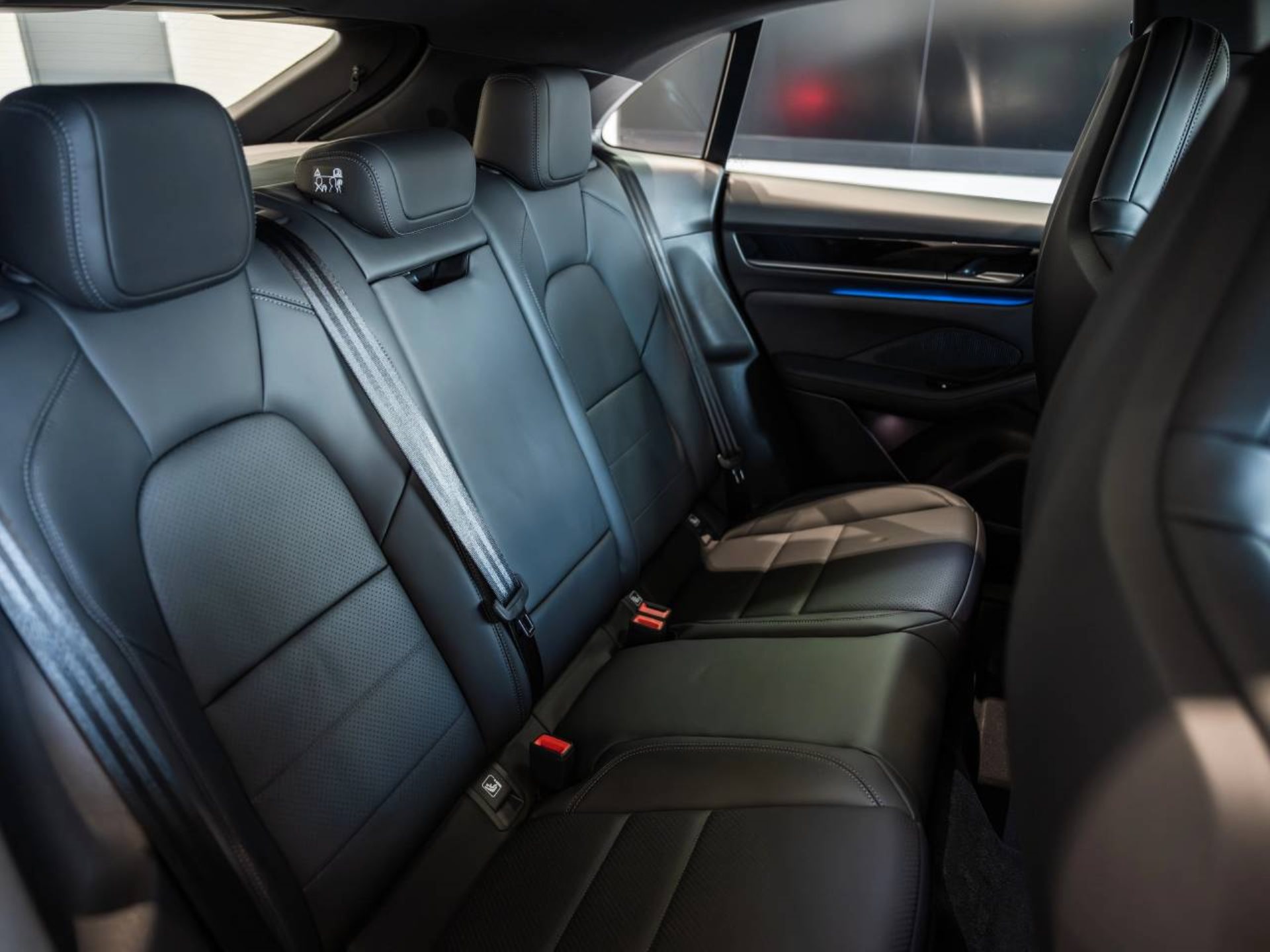 PORSCHE Macan-image-18