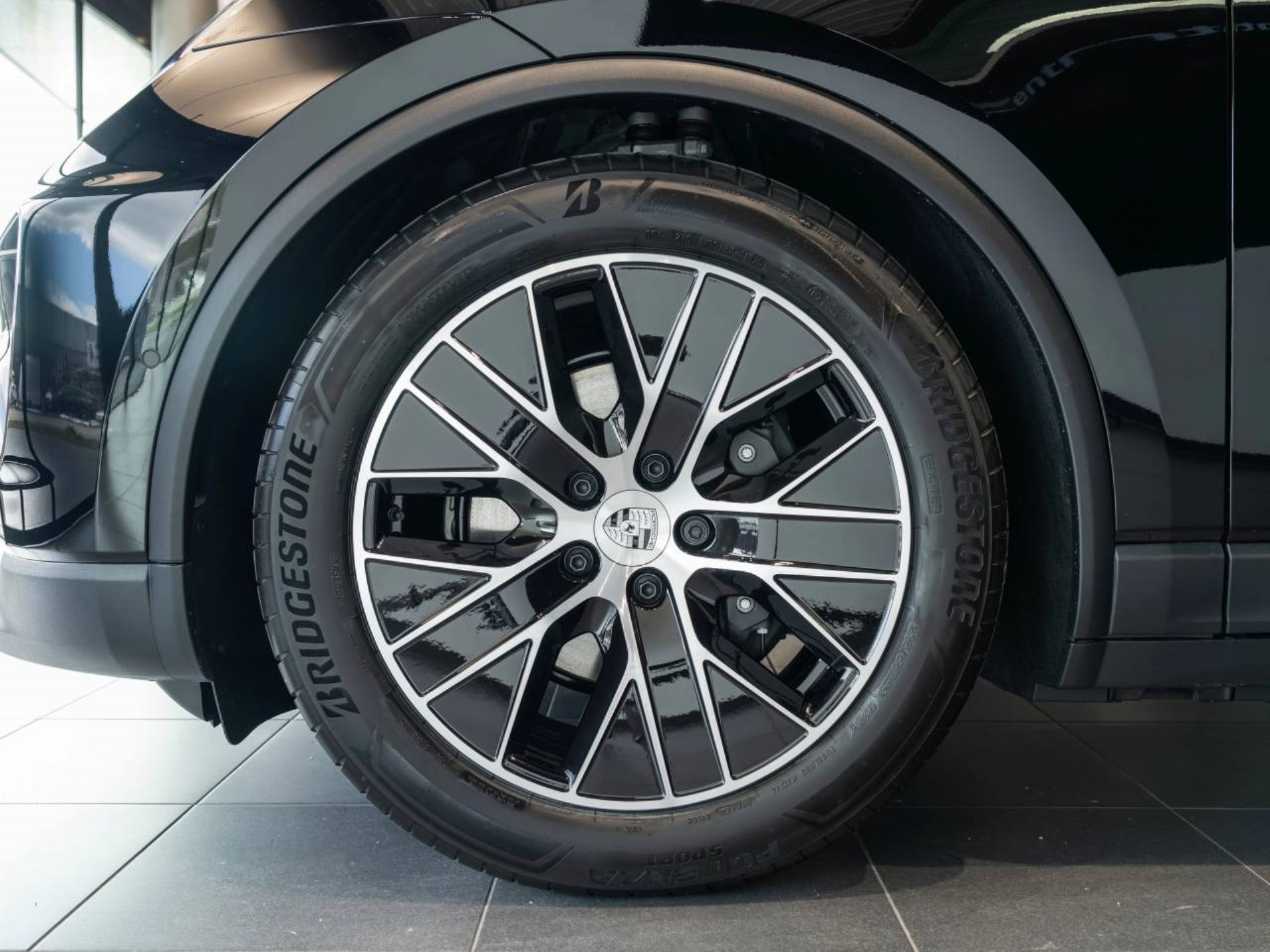 PORSCHE Macan-image-31