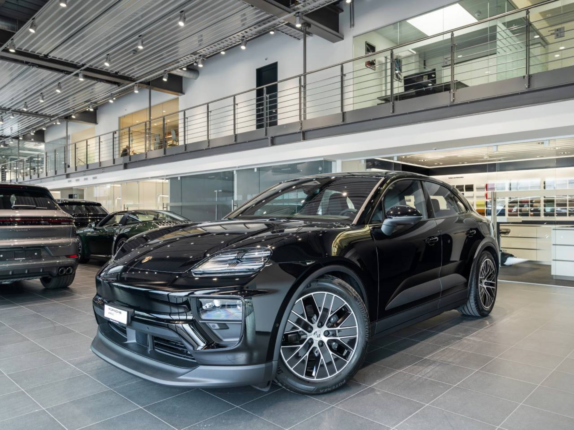 PORSCHE Macan-image-8