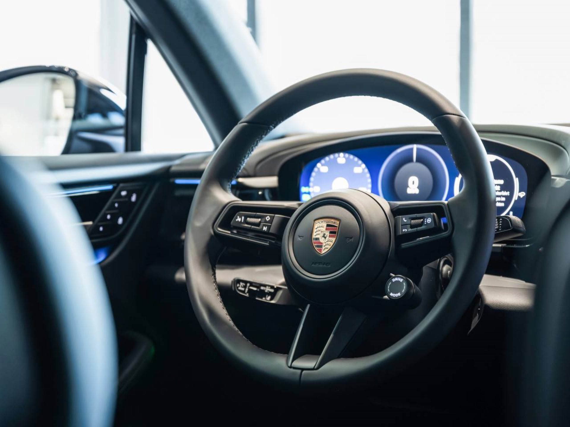 PORSCHE Macan-image-15